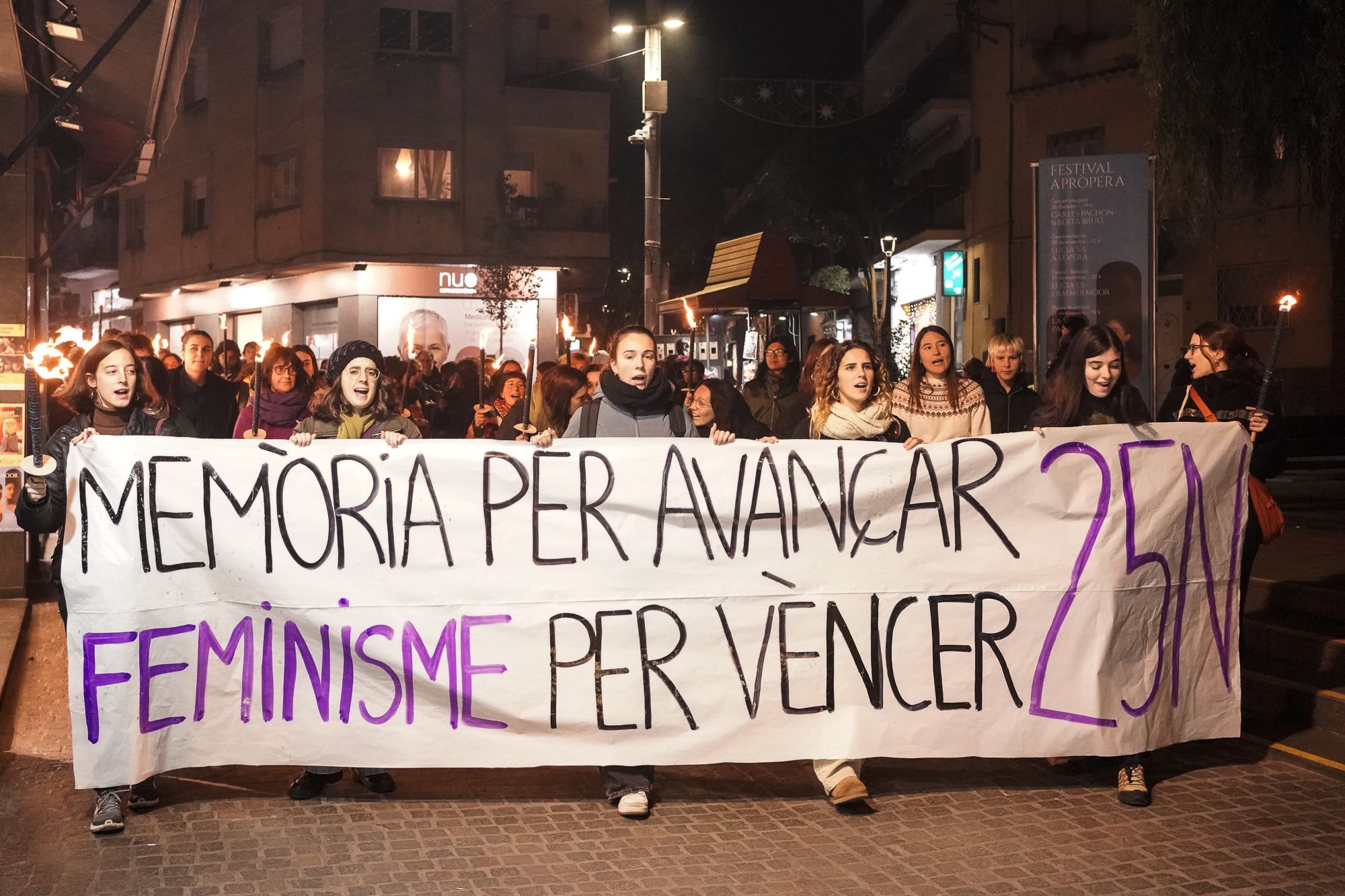 Unes 300 manifestants surten als carrers de Sant Cugat per a reivindicar el 25-N. FOTO: Mireia Comas