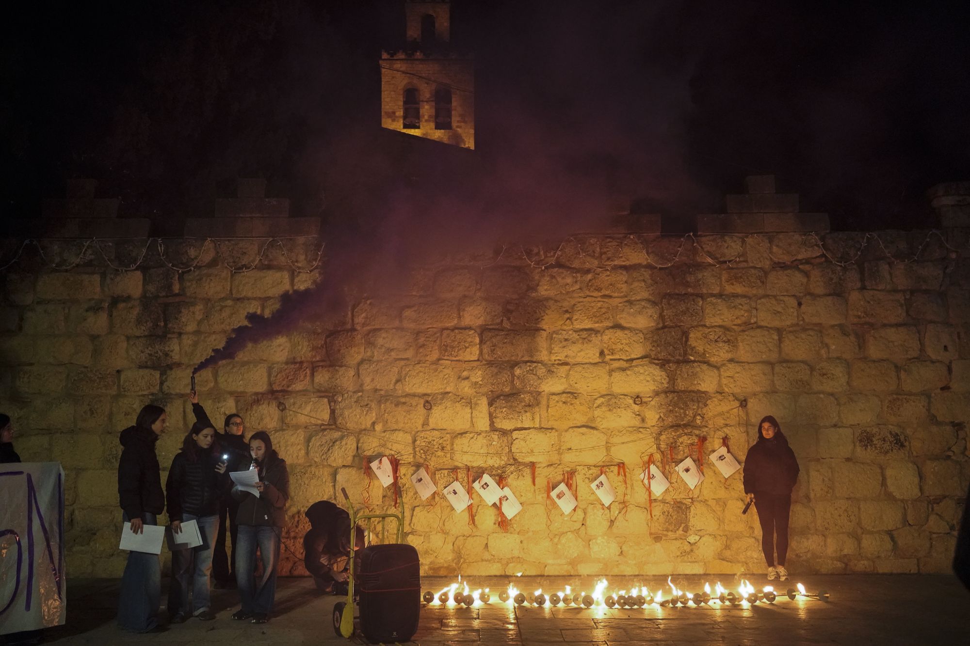 Unes 300 manifestants surten als carrers de Sant Cugat per a reivindicar el 25-N. FOTO: Mireia Comas