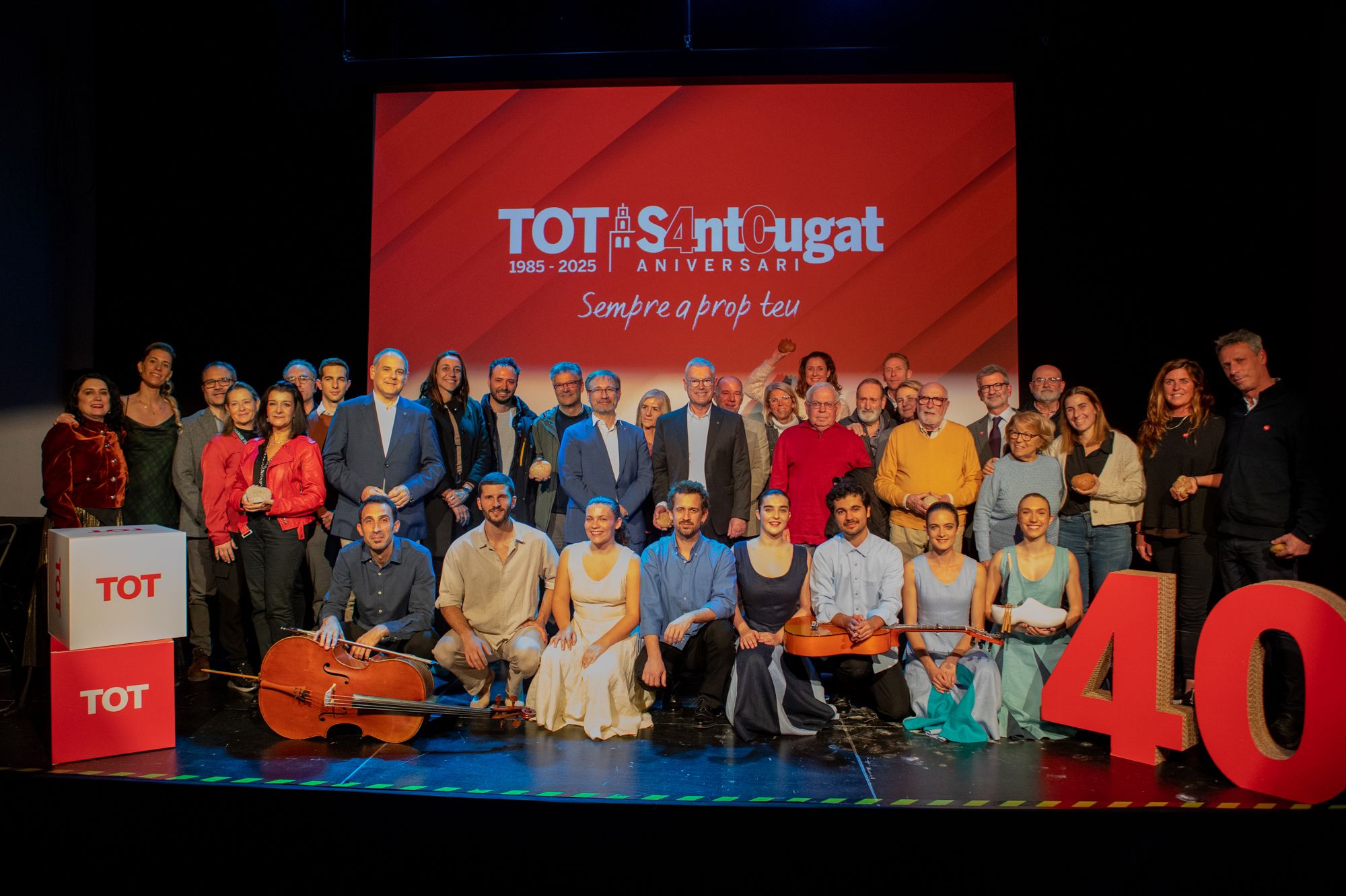 Foto de família de l'acte institucional dels 40 anys del TOT Sant Cugat. FOTO: Joana Arribas (TOT Sant Cugat)