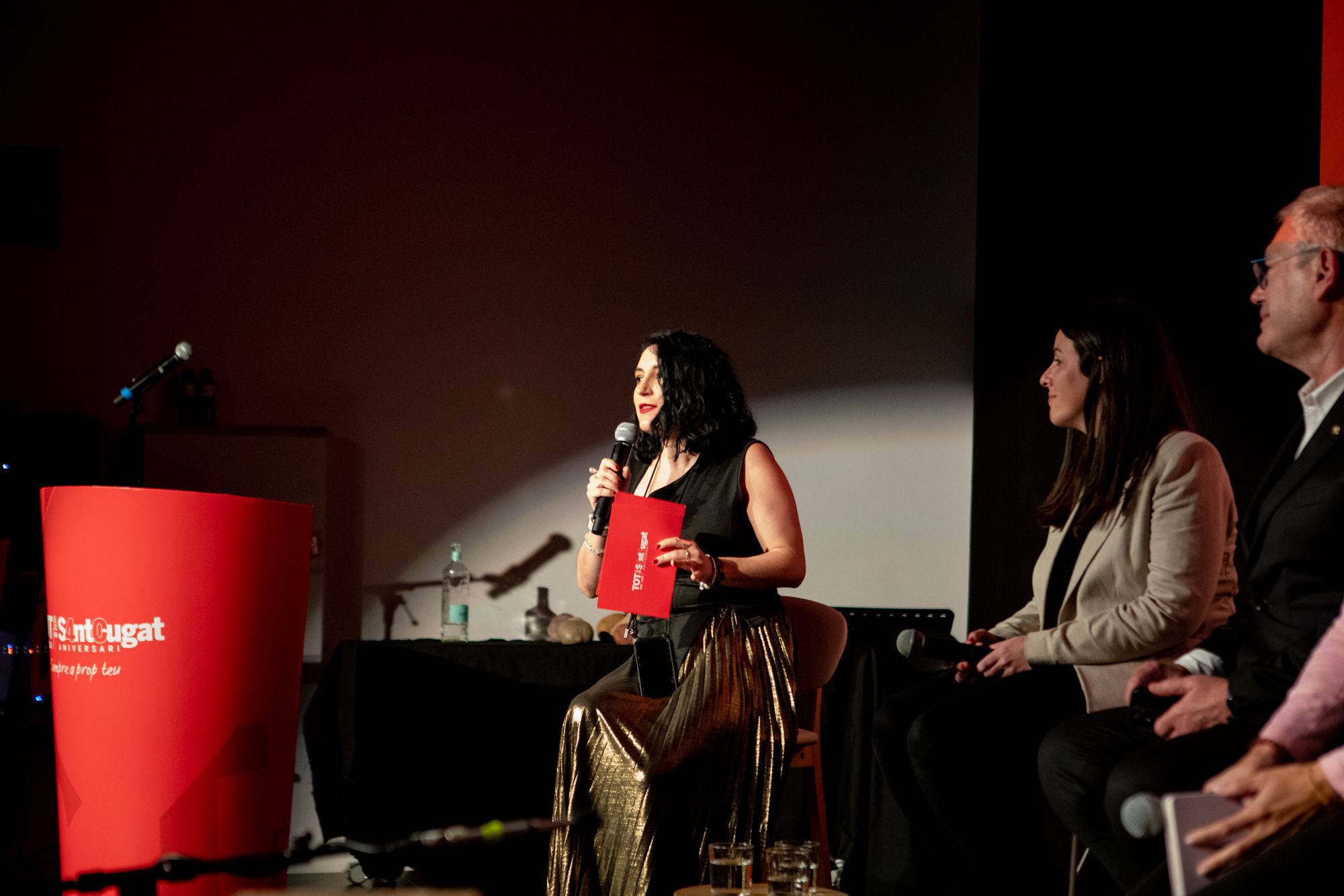 Taula rodona sobre periodisme amb Àgata Guinó (TOT), Cristina Mur (Cugat Mèdia), Jordi Pascual (El Cugatenc), Ramon Grau (TOT) i els periodistes Jofre Llombart i Núria Barnils. FOTO: Joana Arribas (TOT Sant Cugat)