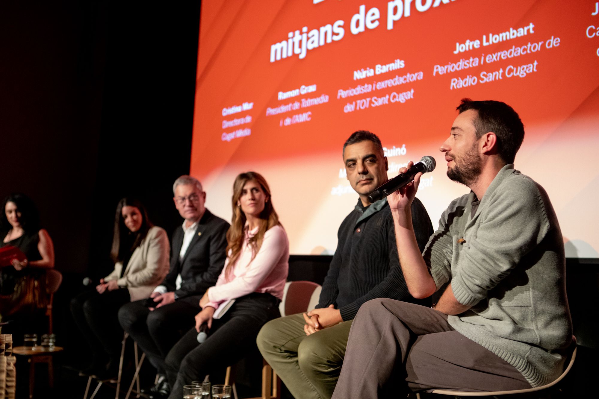 Taula rodona sobre periodisme amb Àgata Guinó (TOT), Cristina Mur (Cugat Mèdia), Jordi Pascual (El Cugatenc), Ramon Grau (TOT) i els periodistes Jofre Llombart i Núria Barnils. FOTO: Joana Arribas (TOT Sant Cugat)