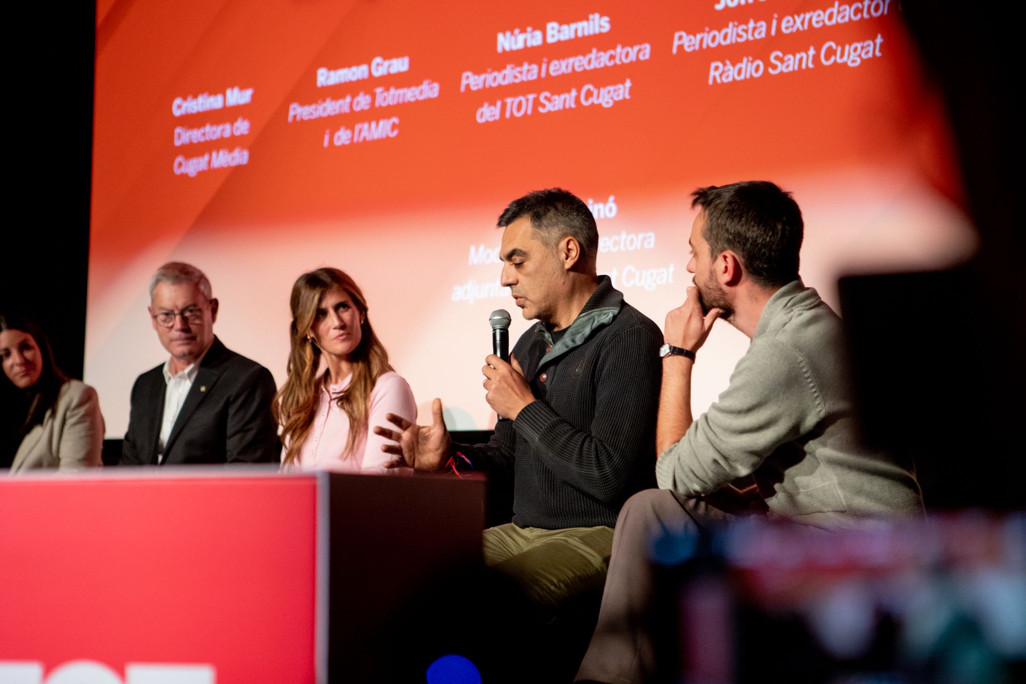 Taula rodona sobre periodisme amb Àgata Guinó (TOT), Cristina Mur (Cugat Mèdia), Jordi Pascual (El Cugatenc), Ramon Grau (TOT) i els periodistes Jofre Llombart i Núria Barnils. FOTO: Joana Arribas (TOT Sant Cugat)
