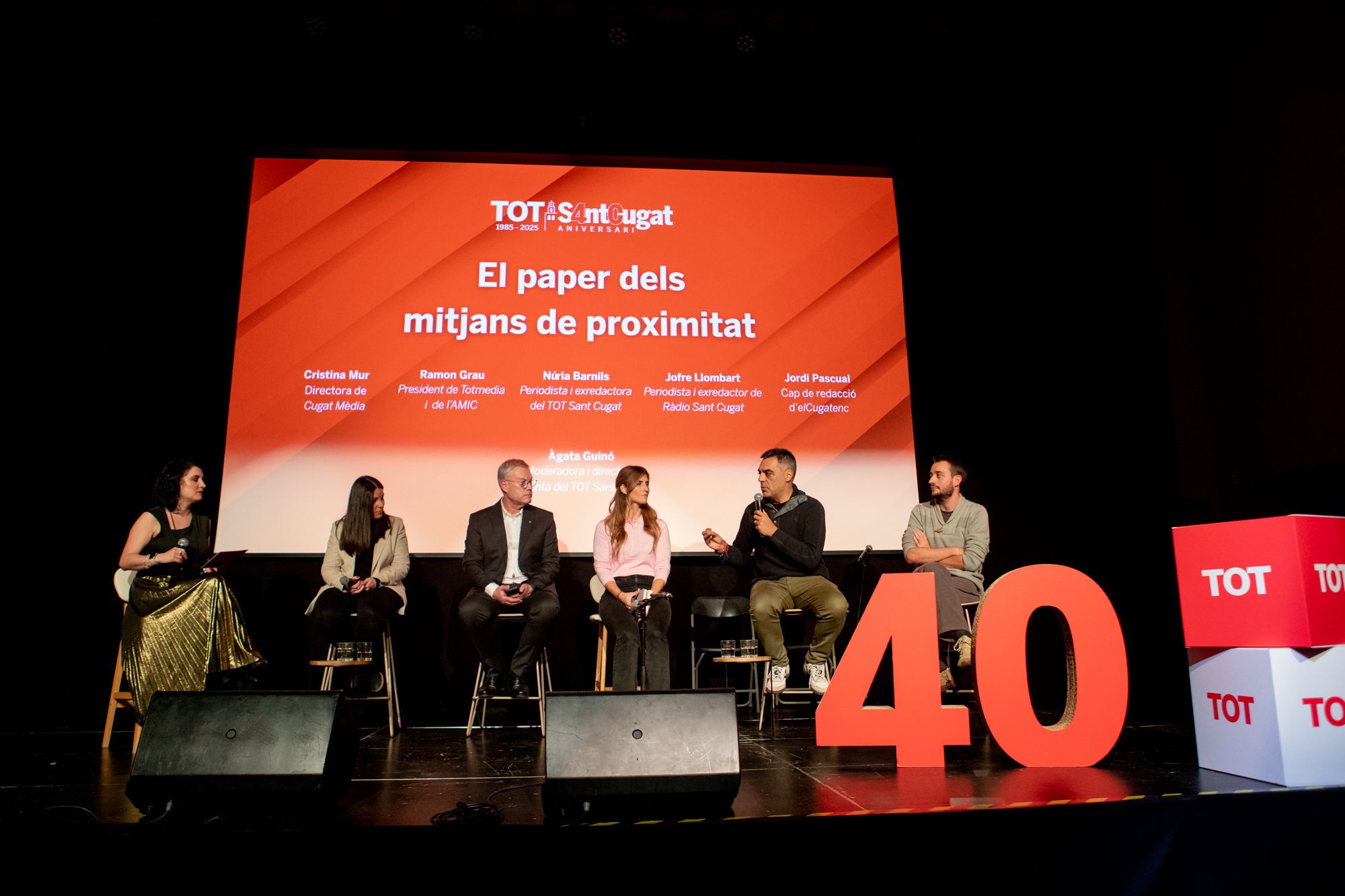 Taula rodona sobre periodisme amb Àgata Guinó (TOT), Cristina Mur (Cugat Mèdia), Jordi Pascual (El Cugatenc), Ramon Grau (TOT) i els periodistes Jofre Llombart i Núria Barnils. FOTO: Joana Arribas (TOT Sant Cugat)