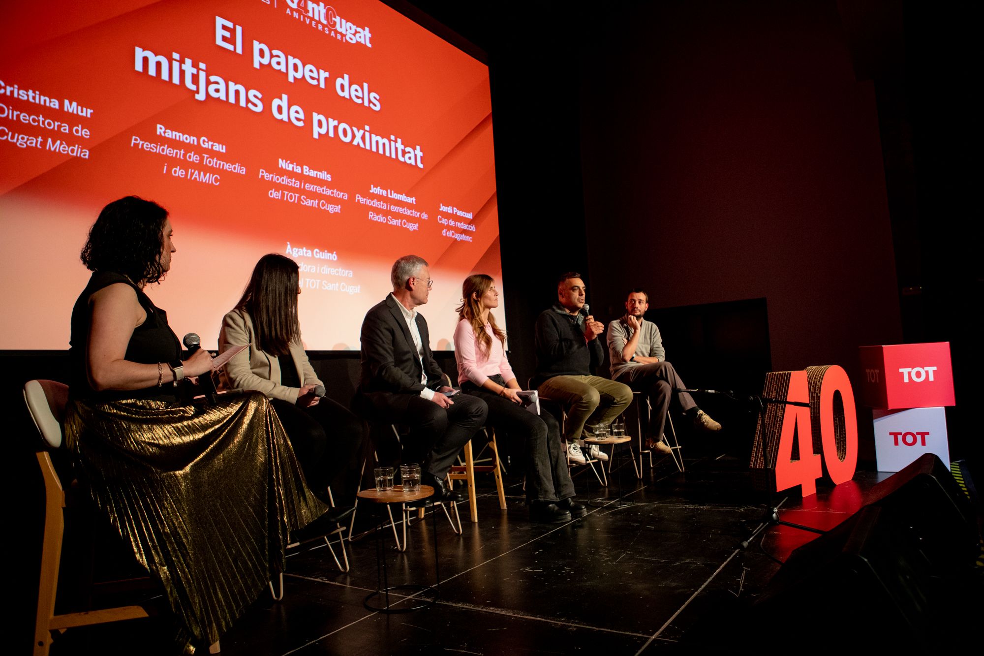 Taula rodona sobre periodisme amb Àgata Guinó (TOT), Cristina Mur (Cugat Mèdia), Jordi Pascual (El Cugatenc), Ramon Grau (TOT) i els periodistes Jofre Llombart i Núria Barnils. FOTO: Joana Arribas (TOT Sant Cugat)