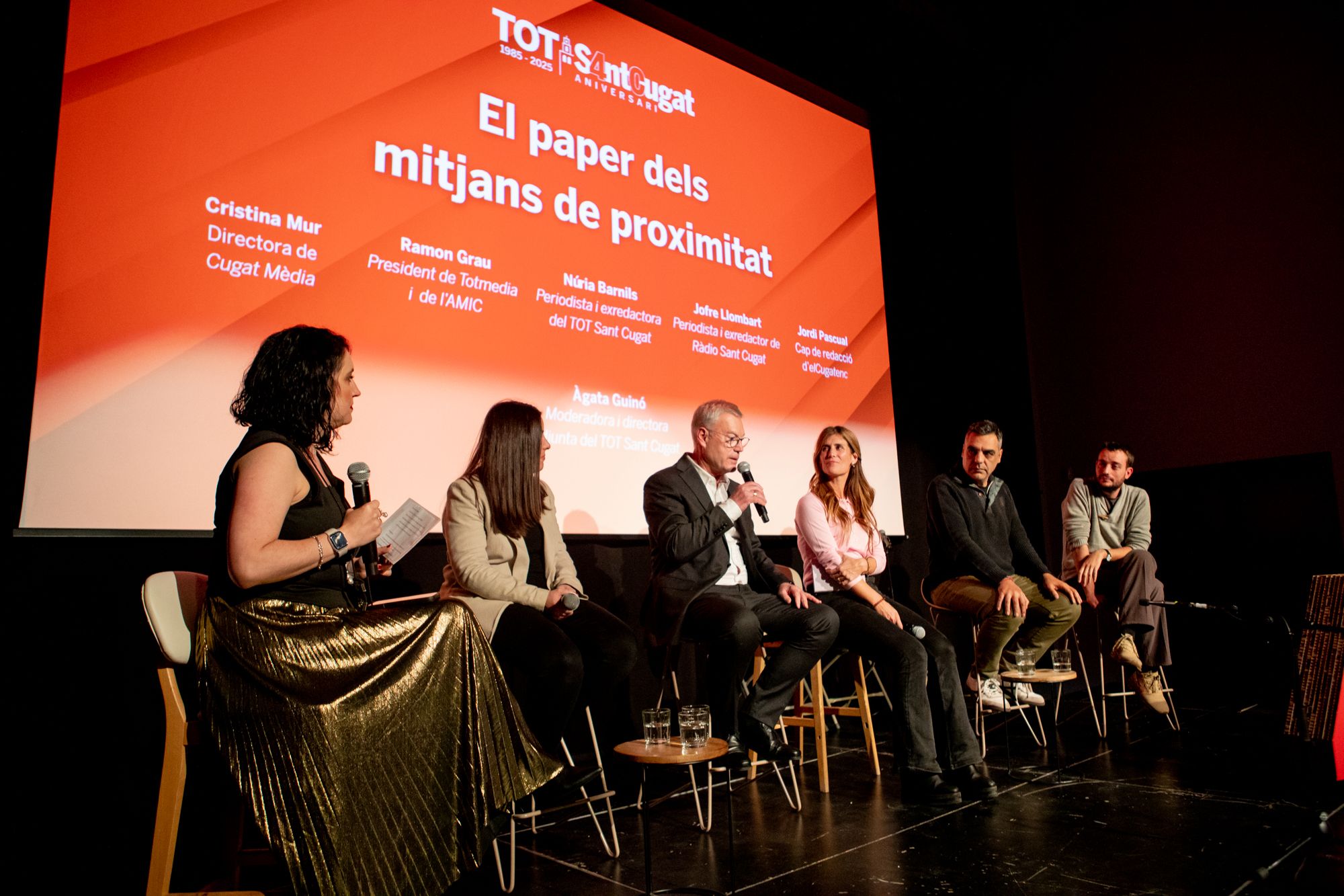 Taula rodona sobre periodisme amb Àgata Guinó (TOT), Cristina Mur (Cugat Mèdia), Jordi Pascual (El Cugatenc), Ramon Grau (TOT) i els periodistes Jofre Llombart i Núria Barnils. FOTO: Joana Arribas (TOT Sant Cugat)