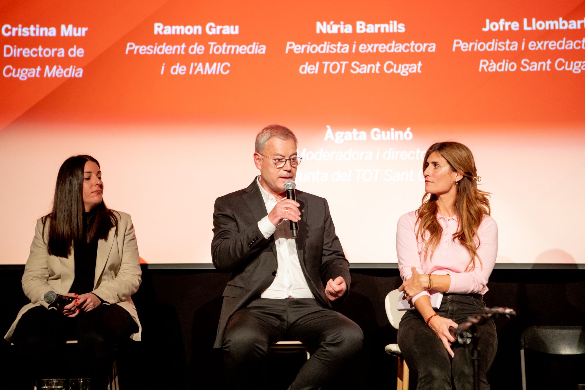 Taula rodona sobre periodisme amb Àgata Guinó (TOT), Cristina Mur (Cugat Mèdia), Jordi Pascual (El Cugatenc), Ramon Grau (TOT) i els periodistes Jofre Llombart i Núria Barnils. FOTO: Joana Arribas (TOT Sant Cugat)