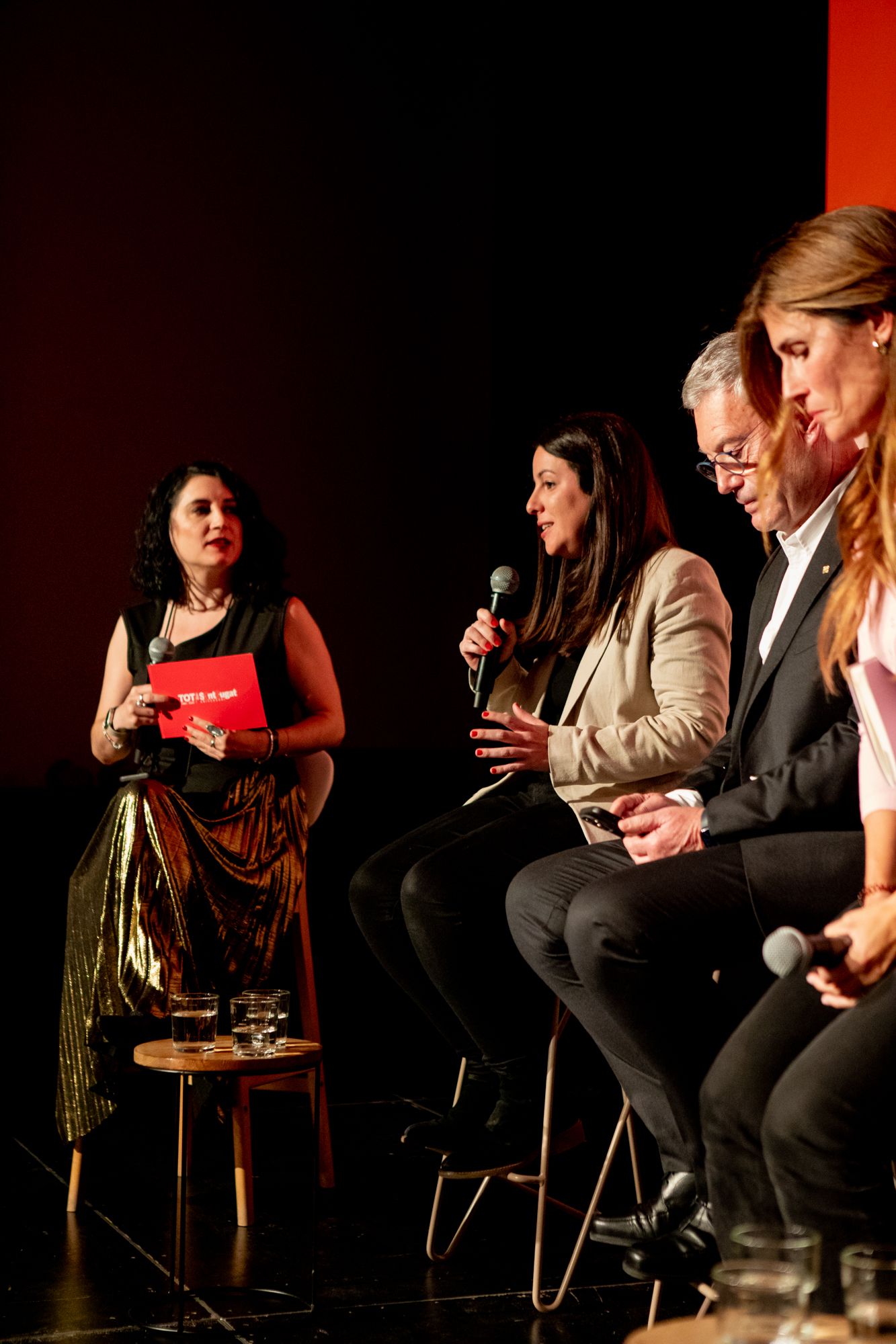 Taula rodona sobre periodisme amb Àgata Guinó (TOT), Cristina Mur (Cugat Mèdia), Jordi Pascual (El Cugatenc), Ramon Grau (TOT) i els periodistes Jofre Llombart i Núria Barnils. FOTO: Joana Arribas (TOT Sant Cugat)