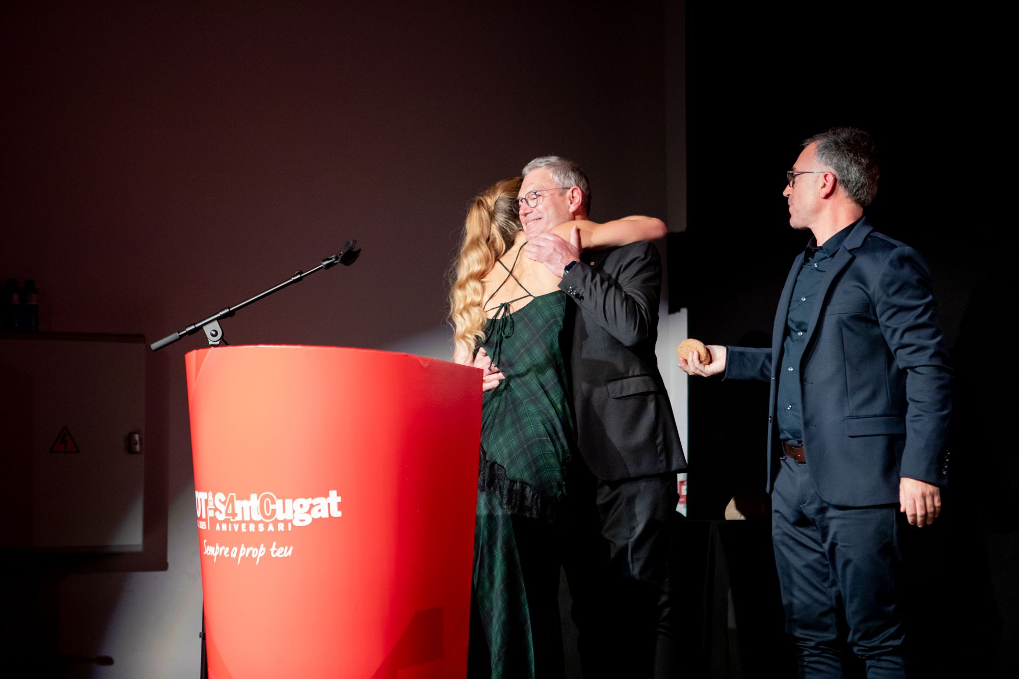 Reconeixement a Ramon Grau, editor del TOT. FOTO: Joana Arribas (TOT Sant Cugat)