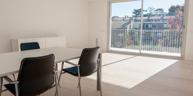 Saló-menjador del pis pilot que comercialitza Ventura Partners al centre de Sant Cugat. FOTO: Eli Sin