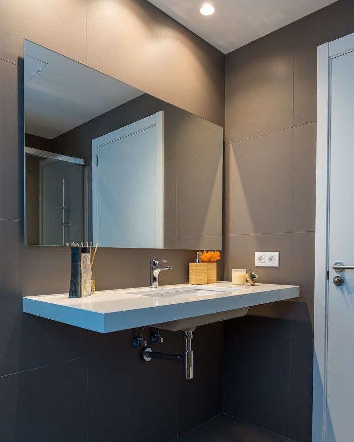 Bany del pis pilot que comercialitza Ventura Partners al centre de Sant Cugat. FOTO: Eloi Sin