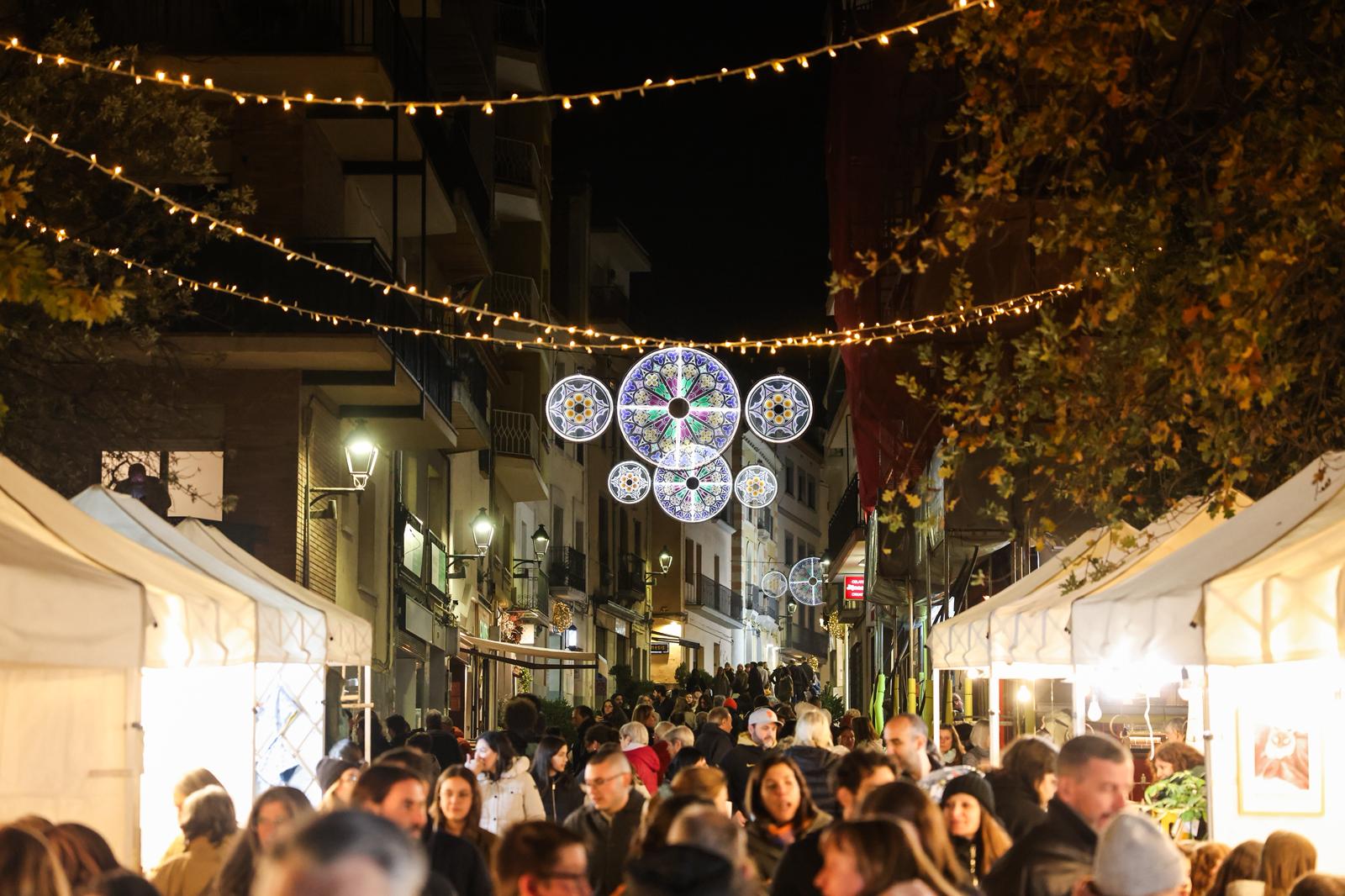 Carrer major en l'encesa de llums de Nadal FOTO: Ajuntament