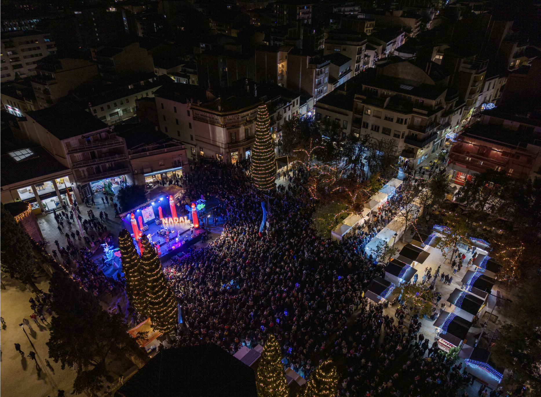 Milers de persones a la plaça d'Octavià FOTO: Jaume Benet (TOT Sant Cugat)