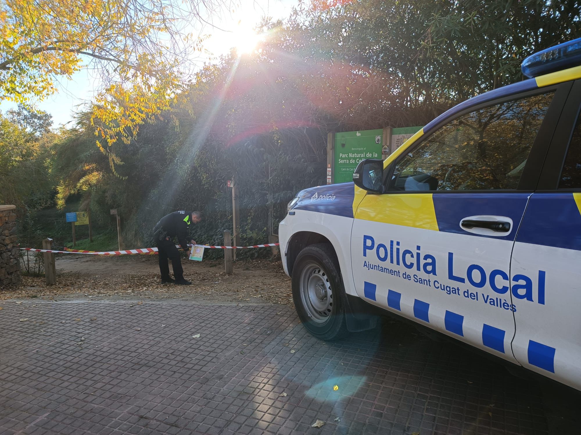 Un policia local tancant l'accés al camí de Can Borell FOTO: Cedida 