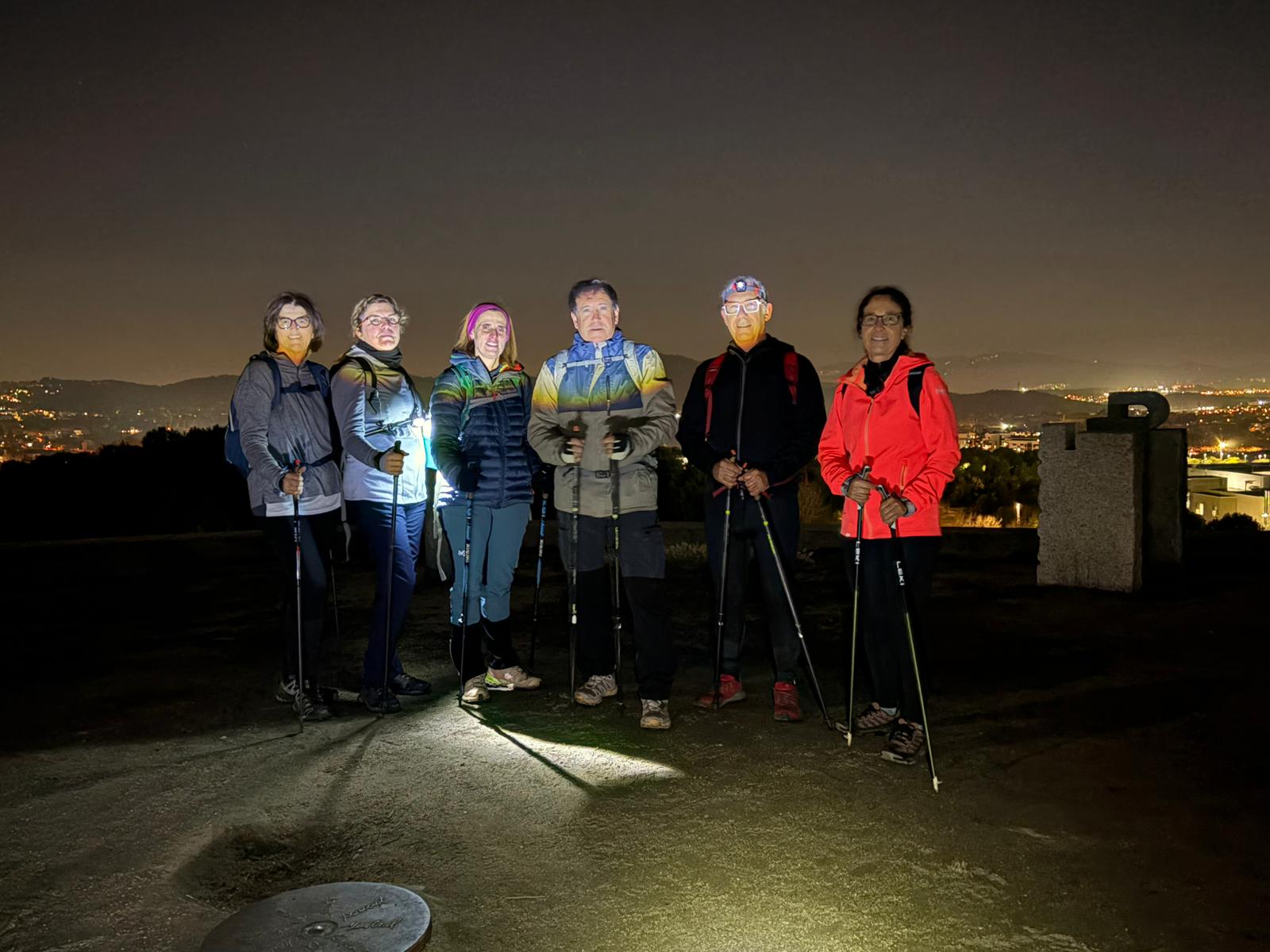 Un grup de marxa nòrdica del Club Muntanyenc Sant Cugat fent l'activitat al Turó de Can Mates. FOTO: Àgata Guinó (TOT Sant Cugat)