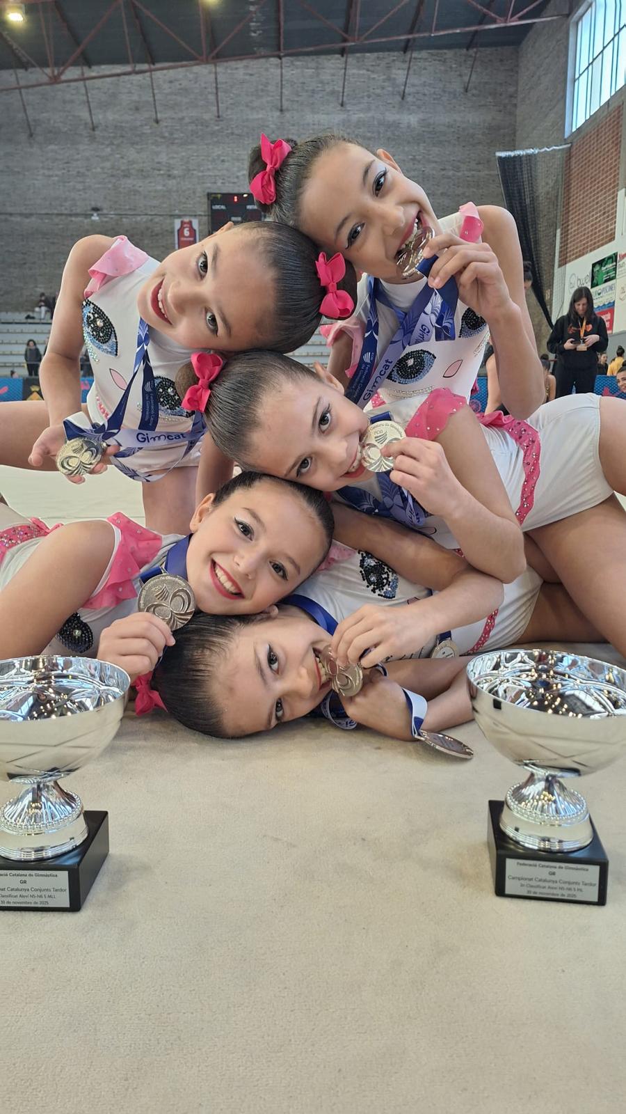 L'equip aleví N5-N6 del Gimnàstica Sant Cugat va assolir 2 medalles en el Campionat de Catalunya Conjunts Tardor. FOTO: Cedida