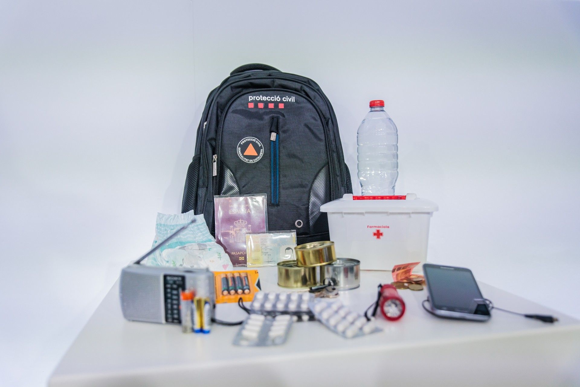 Es recomana tenir el kit d'emergències en una motxilla a prop de la porta d’entrada de casa. FOTO:   Departament d'Interior i Seguretat Pública 