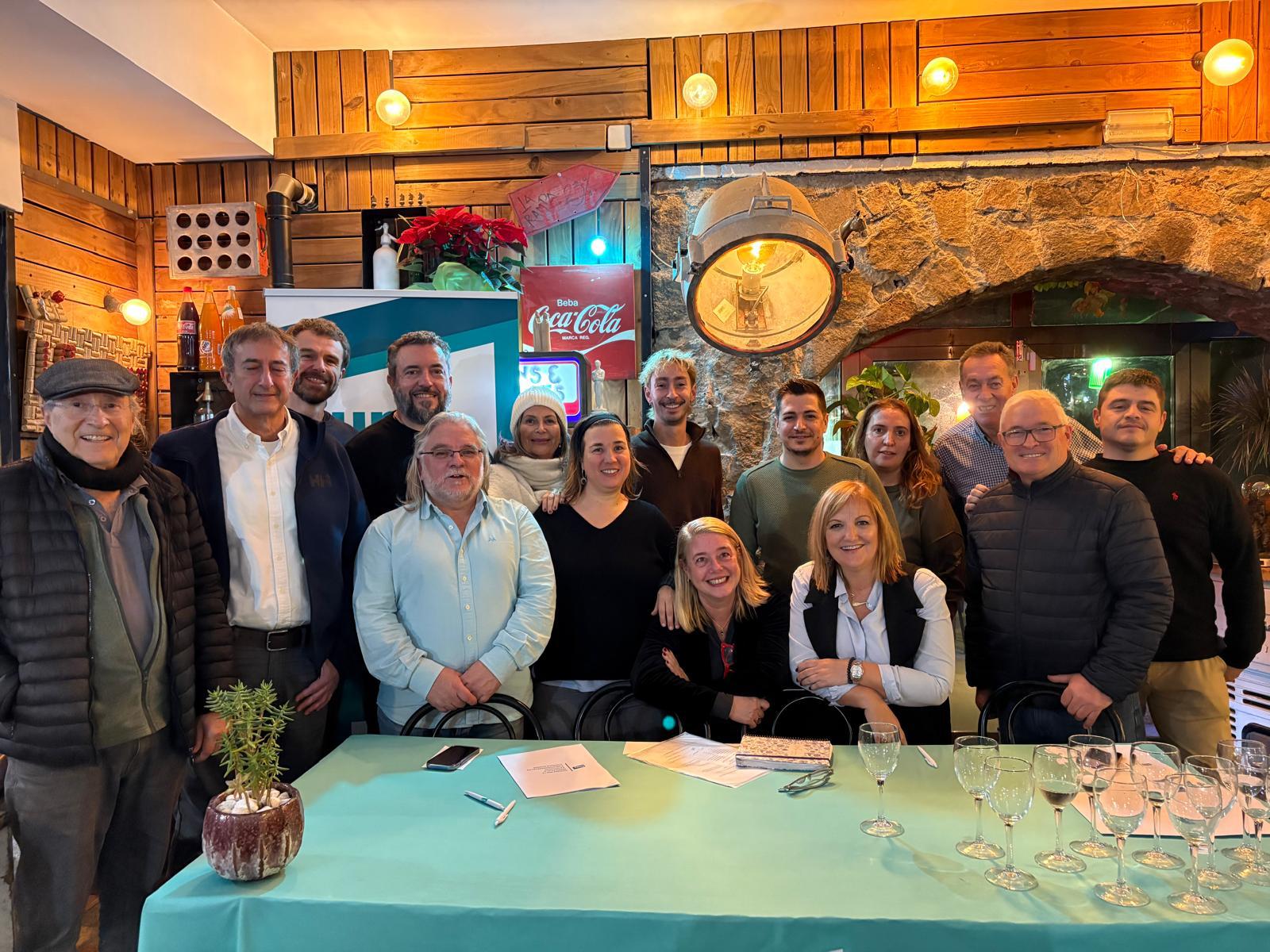 La nova executiva de Junts per Valldoreix amb altre membre de Junts per Sant Cugat i Catalunya FOTO: Cedida