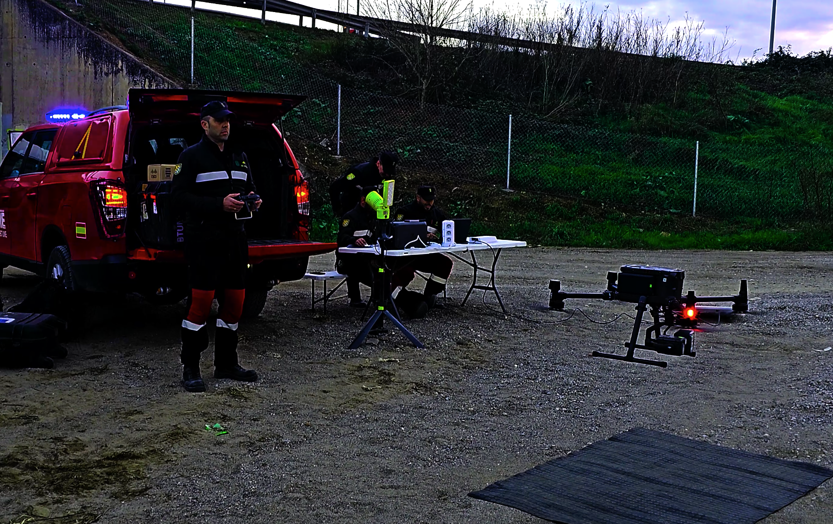 Els militars utilitzen drons i visió nocturna FOTO: Cedida / UME