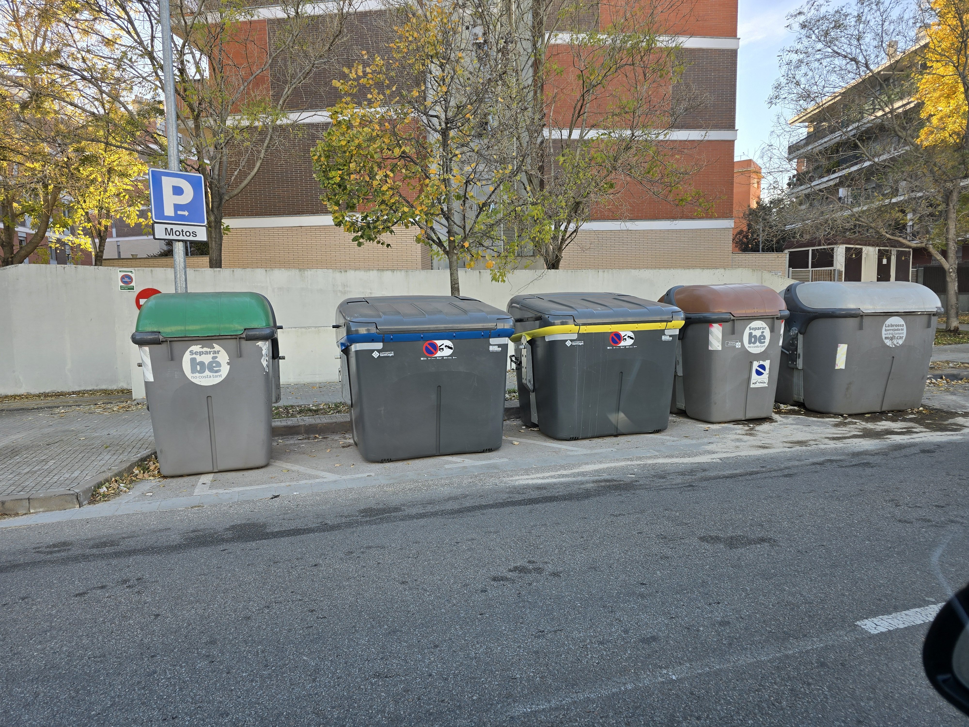 Contenidors a l'aparcament de les motos. FOTO: Jaume Llacuna