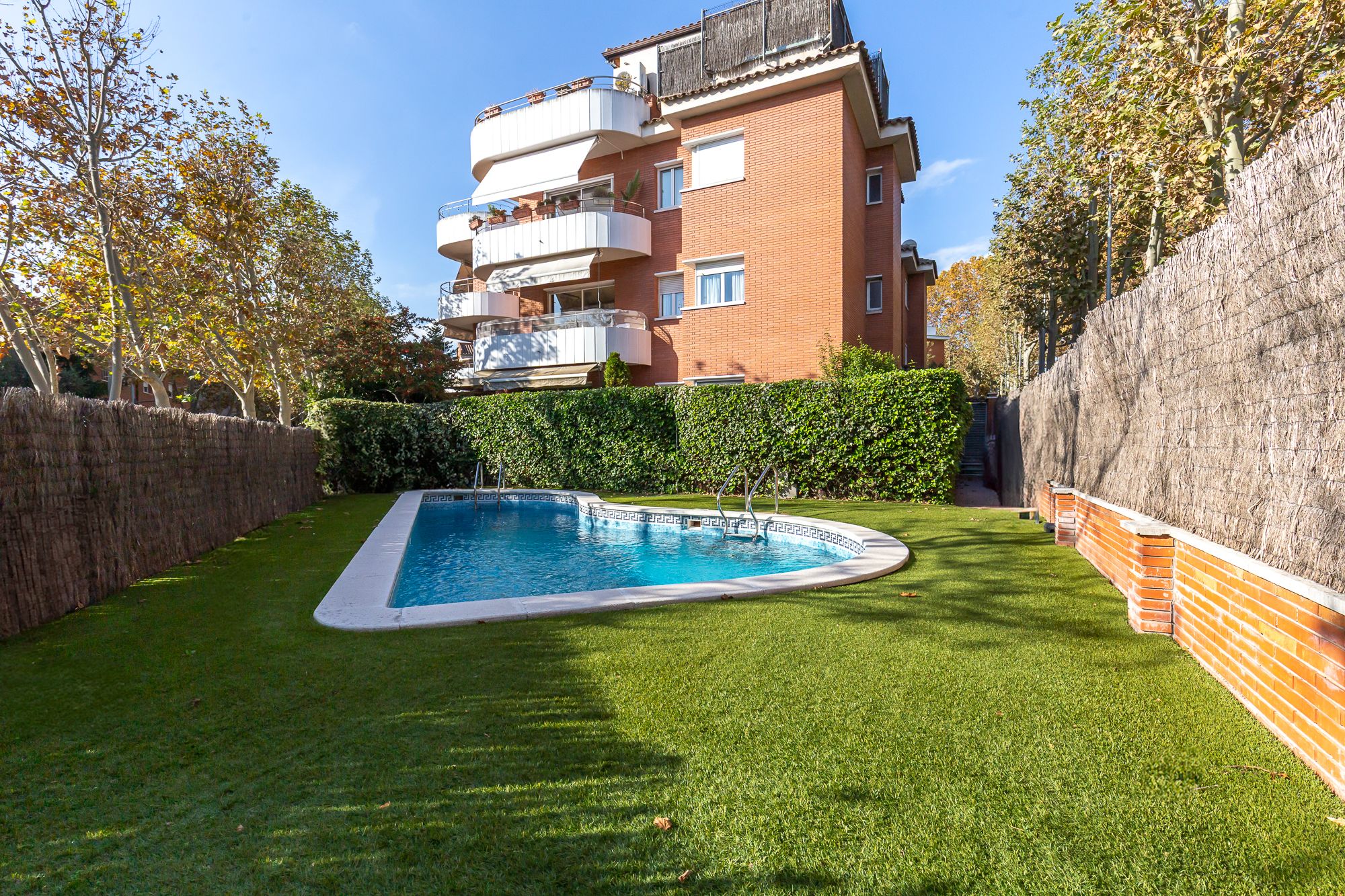 Zona comunitària amb piscina del fantàstic habitatge al Parc Central disponible a AMAT Immobiliaris. FOTO: Cedida