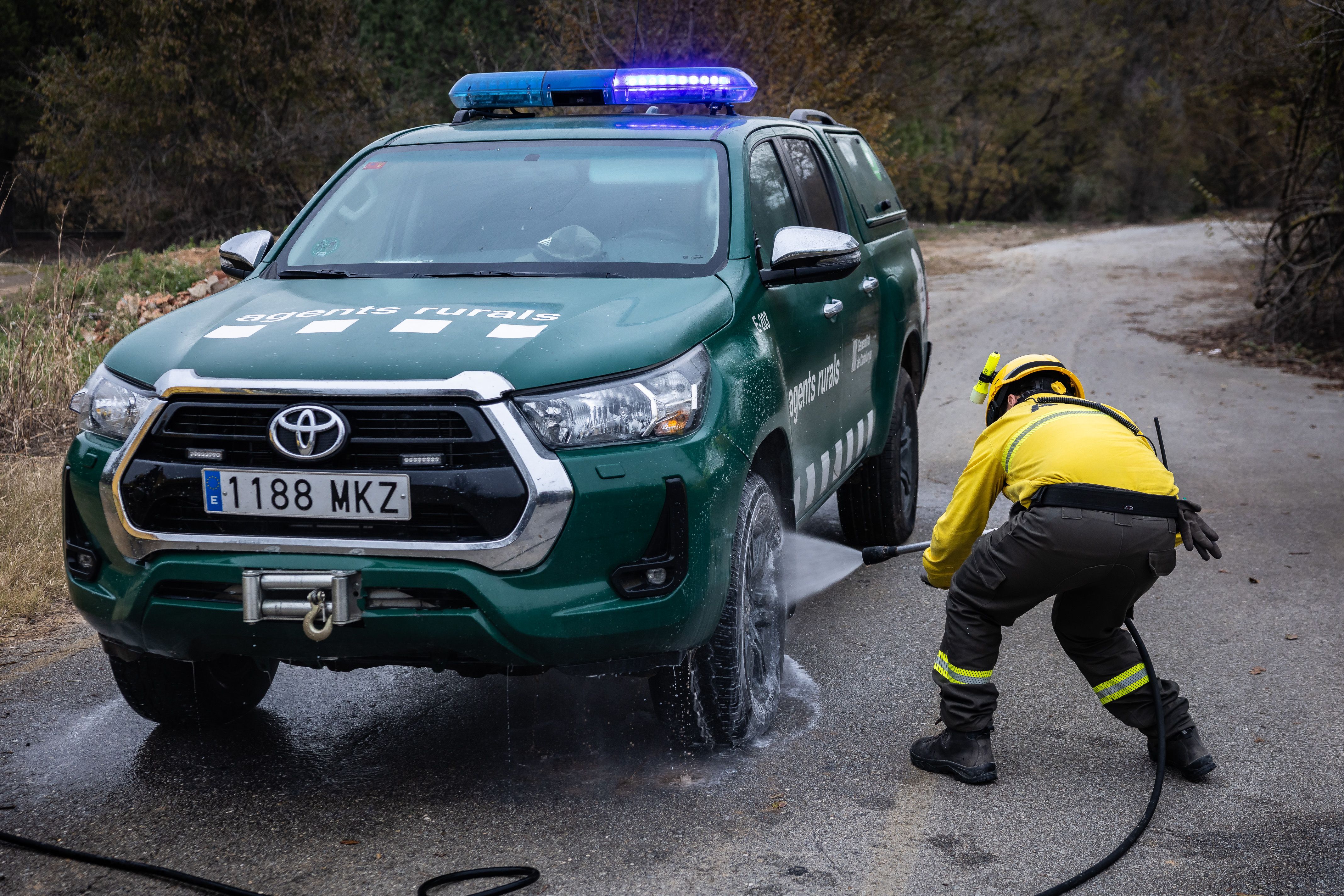 Desinfecció d'un vehicle després d'entrar a la zona afectada per la pesta porcina. FOTO: ACN