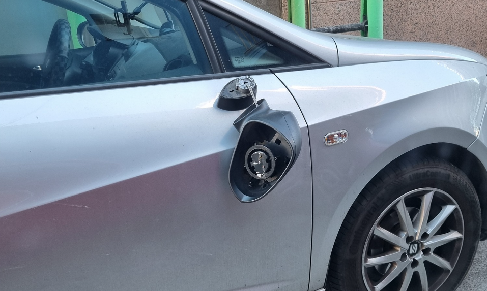 Un dels retrovisors trencats FOTO: Cedida / Dani Briche