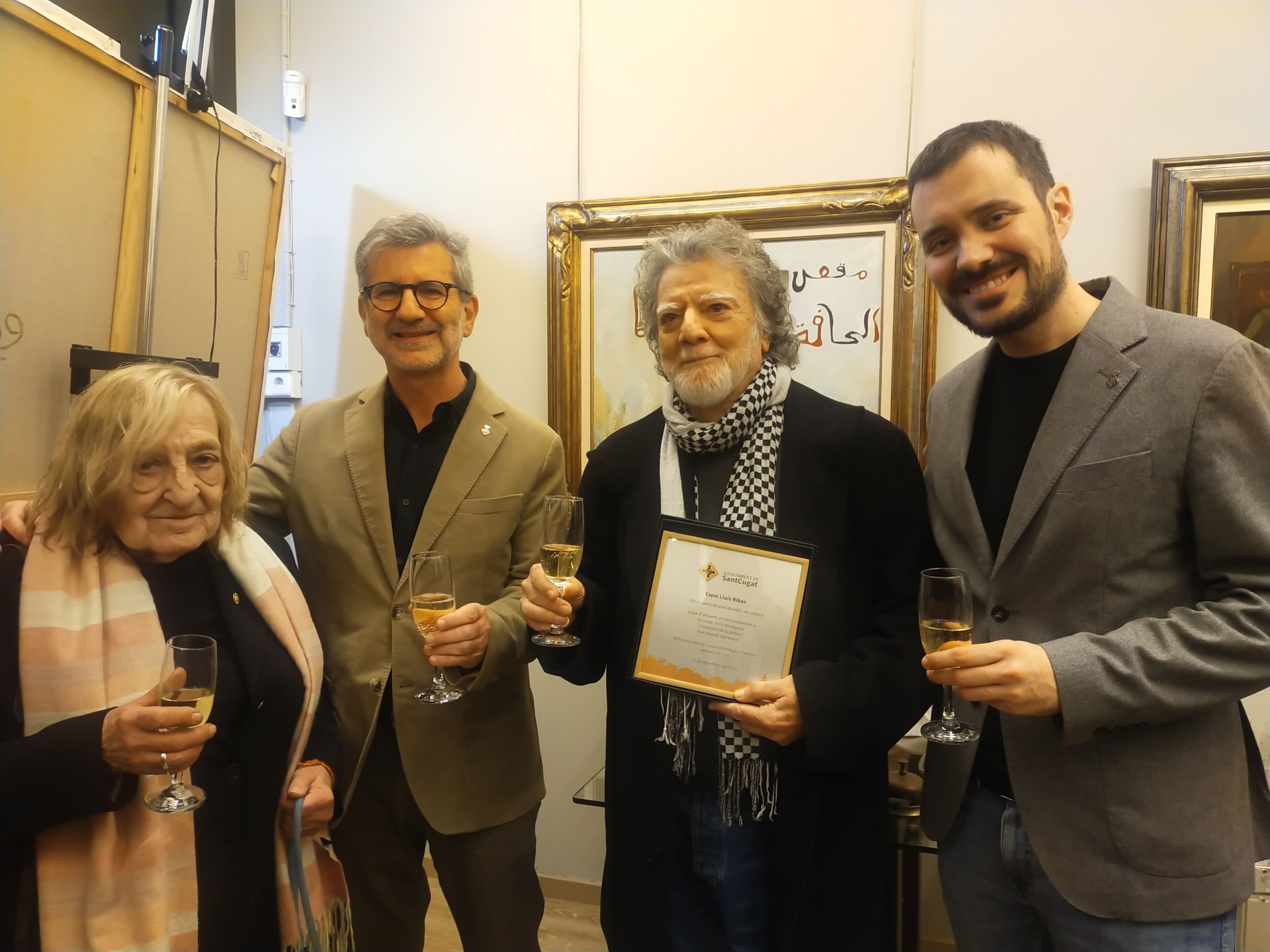 L'artista Lluís Ribas (segon per la dreta) amb l'artista Marta Pessarrodona, l'alcalde de Sant Cugat, Josep Maria Vallès, i el tinent d'alcaldia Bernat Picornell. FOTO: TOT Sant Cugat