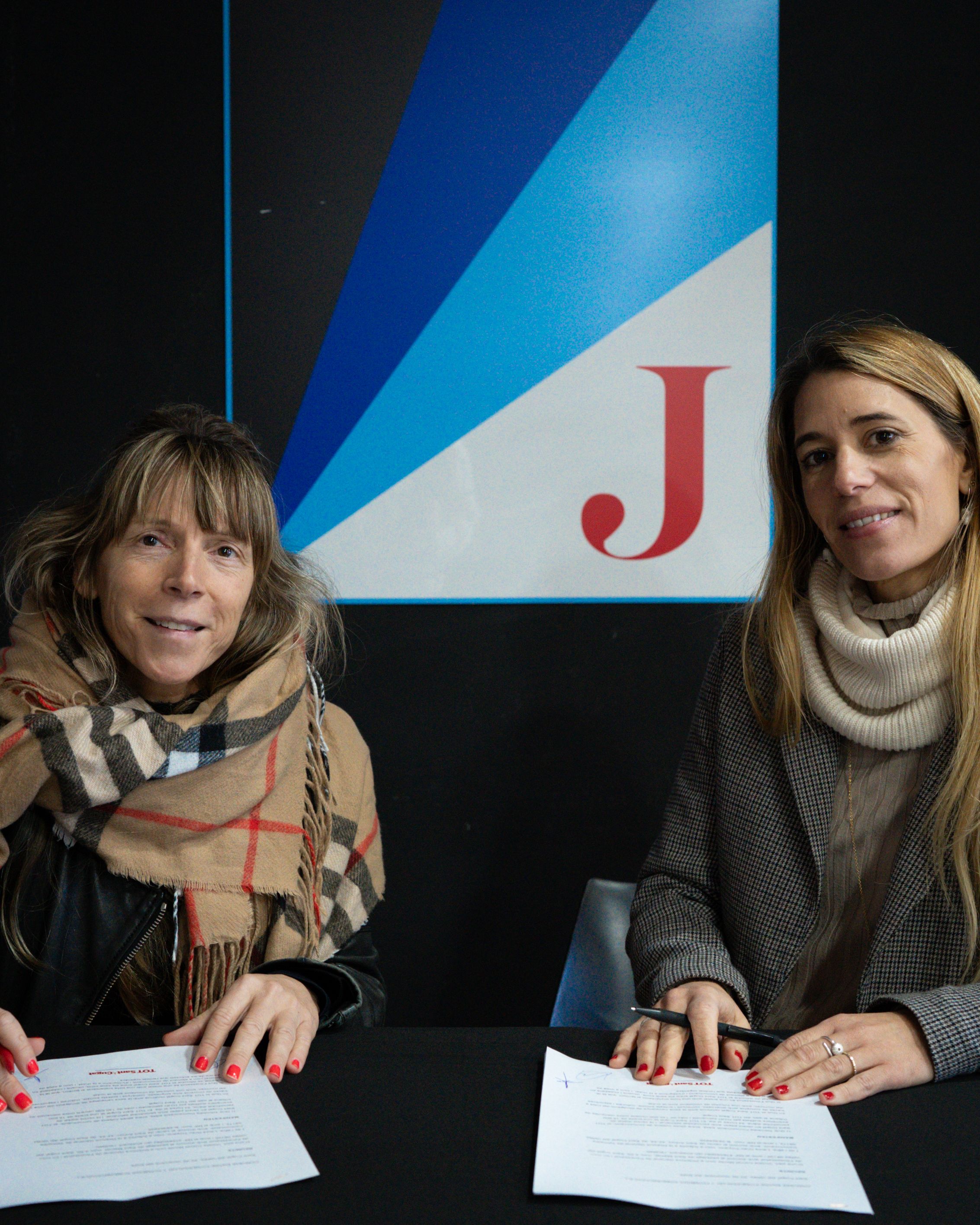 Violeta Comet (esquerra), directora del Junior FC, i Laura Grau, directora del TOT Sant Cugat. FOTO: Cedida