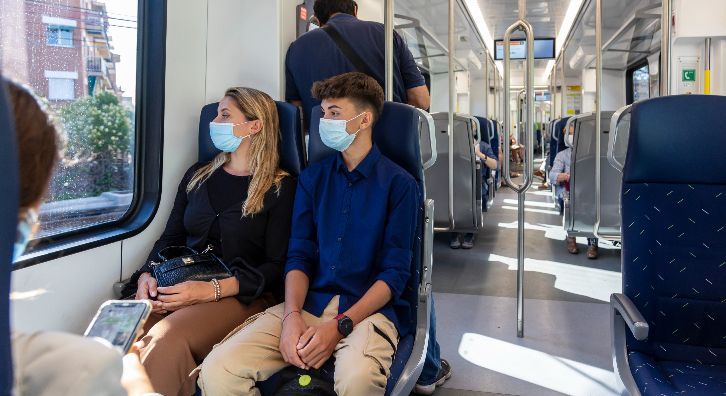 Mascareta al transport públic FOTO: FGC