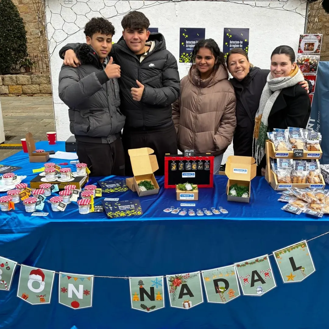 Venda de galetes dels alumnes de l'Institut FP Sant Cugat. FOTO: Cedida