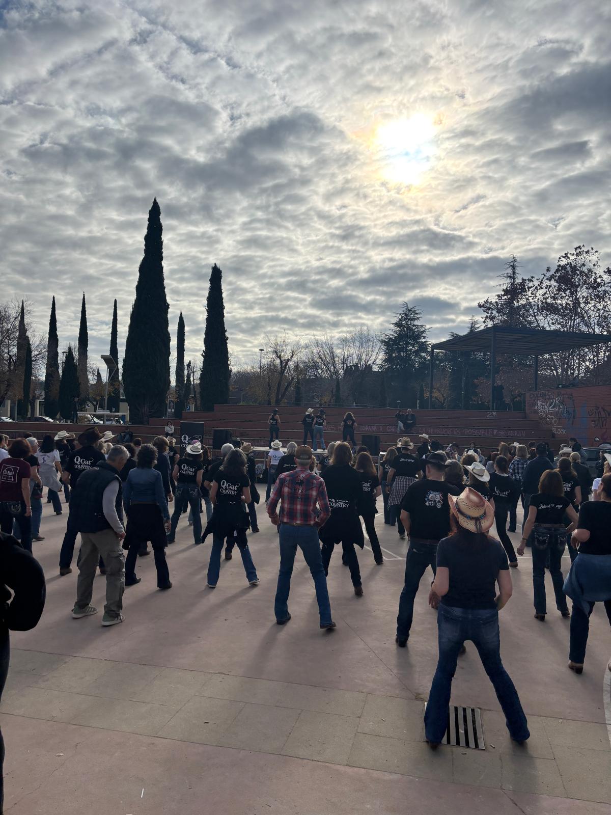 Ballada de country de Qgat Country amb l'Orquestra Fusió Sant Cugat per recaptar fons per La Marató. FOTO: Cedida