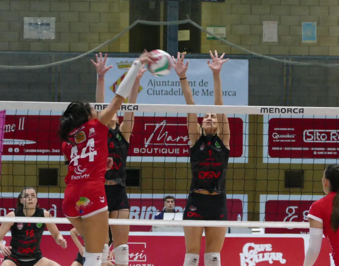 Derrota del DSV Club Voleibol Sant Cugat a casa el líder, l'Avarca de Menorca. FOTO: Avarca de Menorca