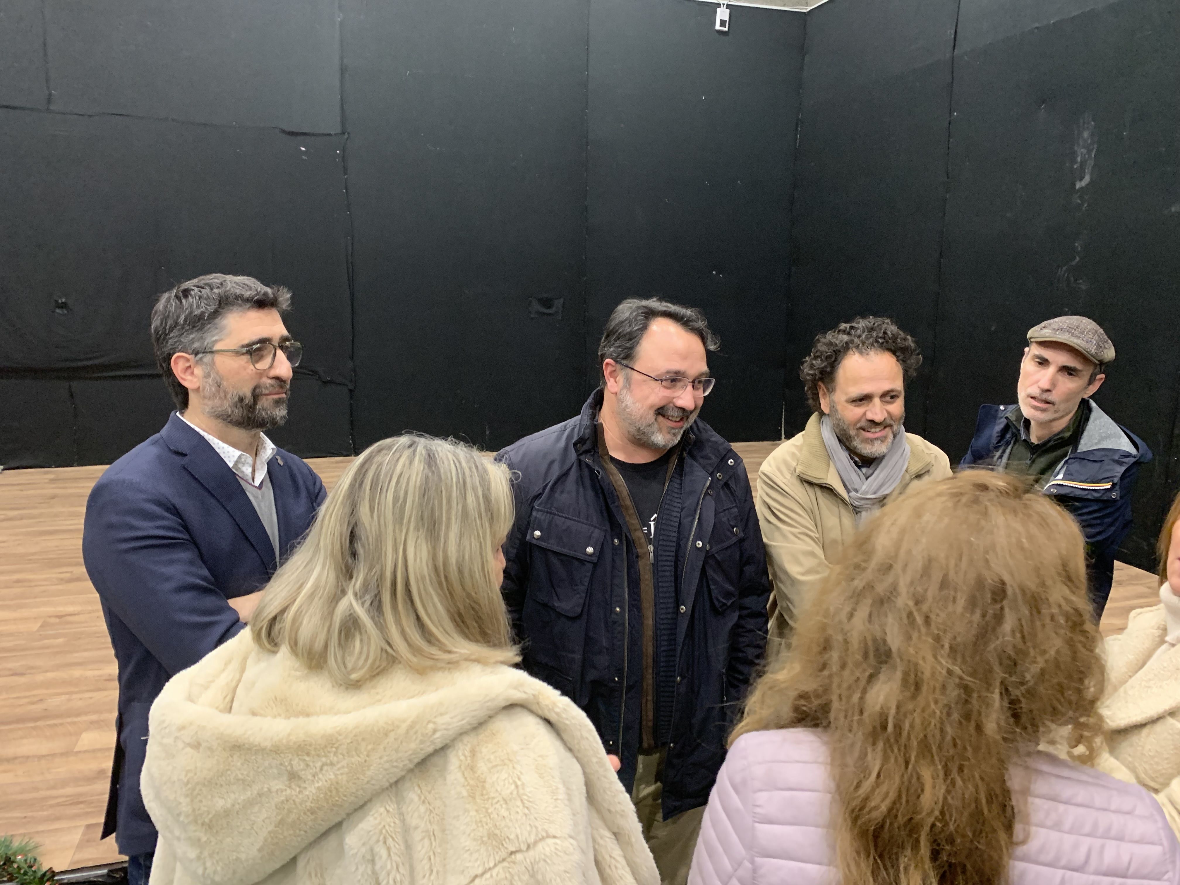 Rotllana de veïns i representants polítics de Sant Cugat i Cerdanyola, fora de la sessió plenària, aquest dilluns 15 de desembre al ple de l'EMD. FOTO: Judit Josa