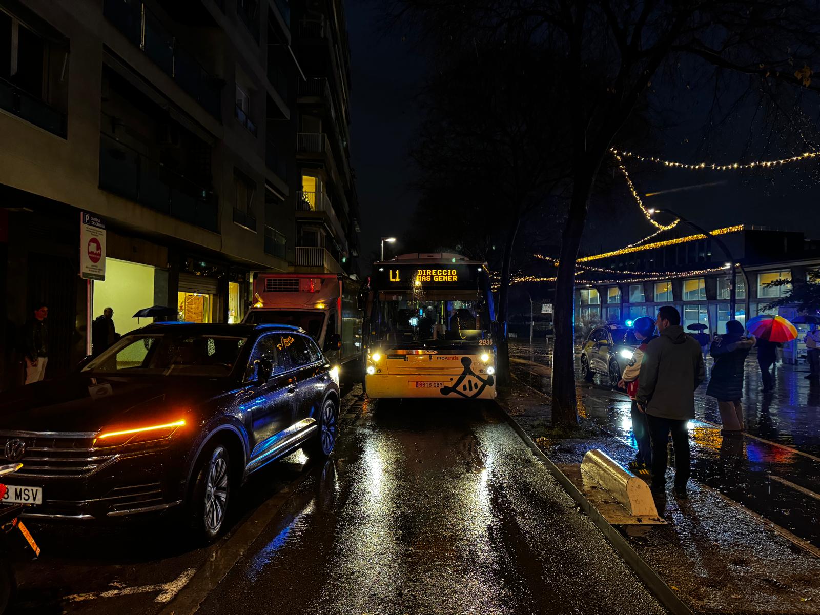 Un cotxe mal aparcat impedeix el pas d'un autobús al centre de Sant Cugat. FOTO: TOT Sant Cugat