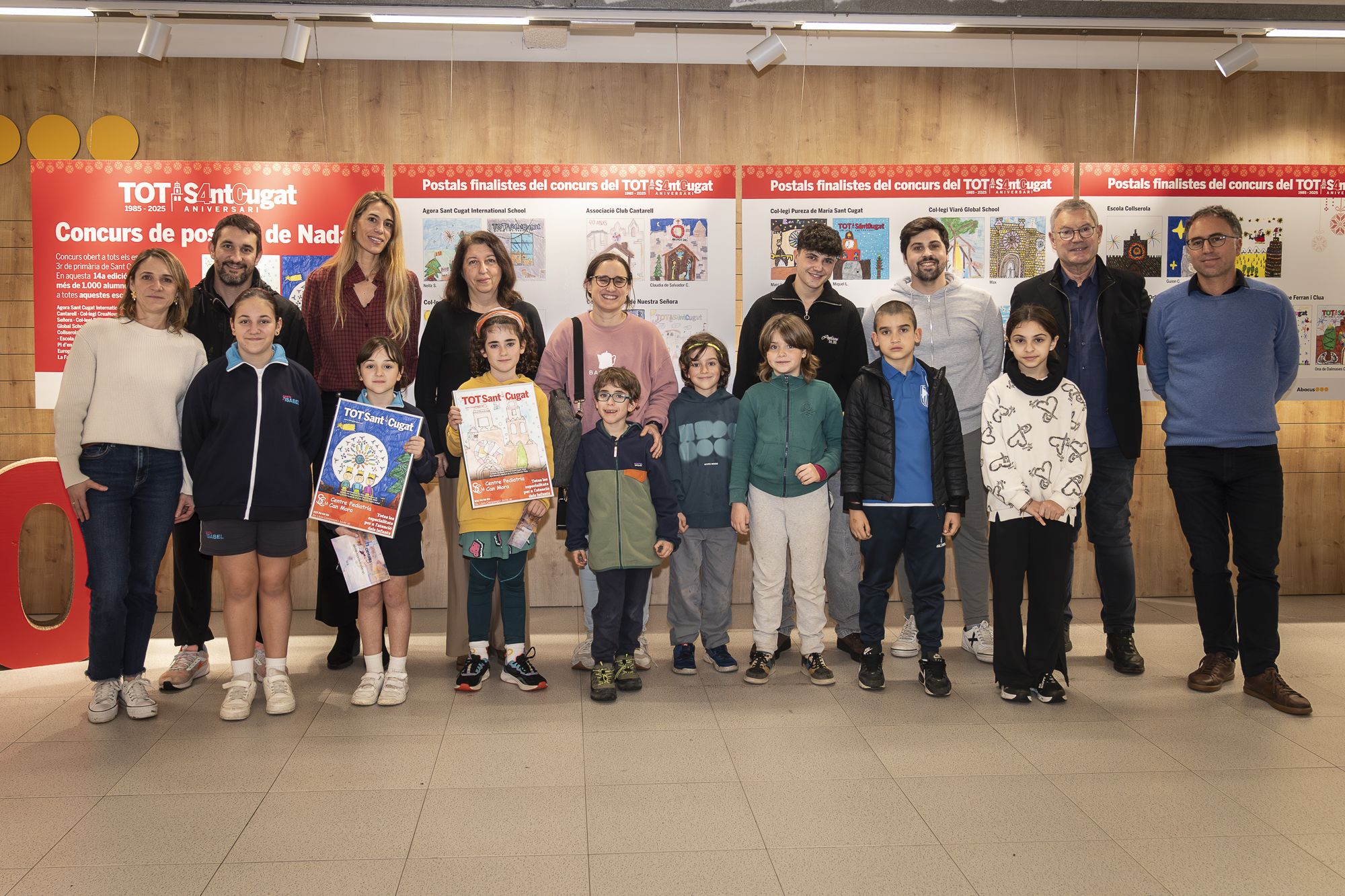 Alumnes guanyadors, representants de les escoles, patrocinador, Abacus i TOT Sant Cugat. FOTO: Mireia Comas (TOT Sant Cugat)