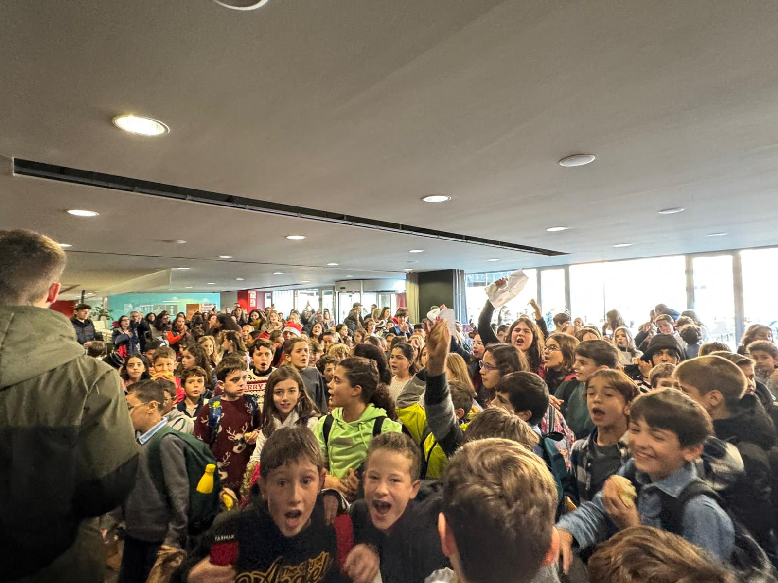 Alumnes de La Mirada envaïxen l'ajuntament per reivindicar una cuina pròpia. FOTO: TOT Sant Cugat