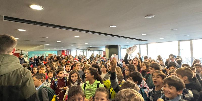 Alumnes de La Mirada envaïxen l'ajuntament per reivindicar una cuina pròpia. FOTO: TOT Sant Cugat