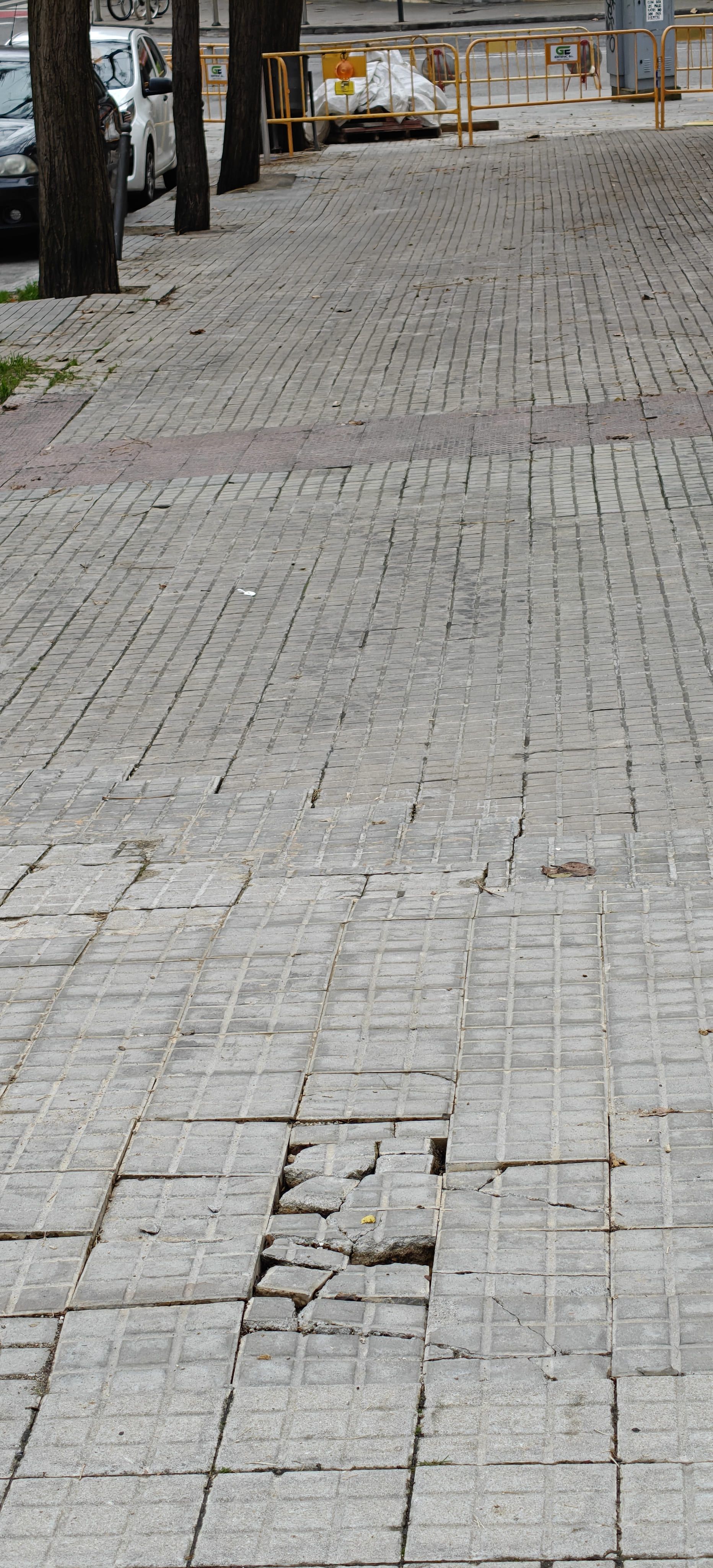 Estat de la vorera del passeig de Sant Magí. FOTO: Pere Aranda