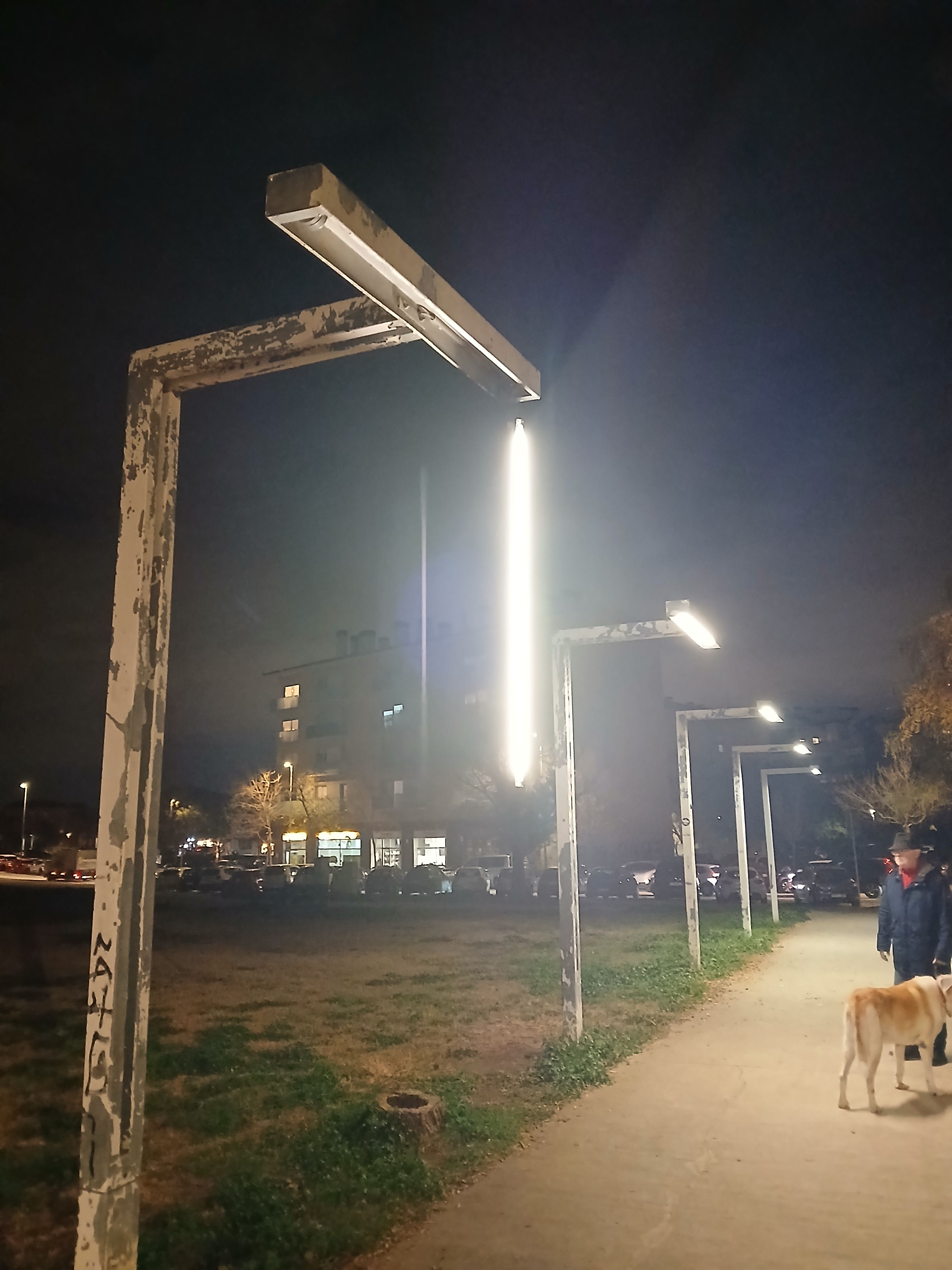 Llum despenjat al costat del mini camp de futbol. FOTO: Joaquima Navarro