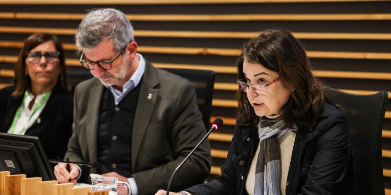 A la dreta, Neus José, presidenta de l'Associació de Propietaris i Veïns de Valldoreix durant la seva intervenció al Ple extraordinari. FOTO: Ajuntament