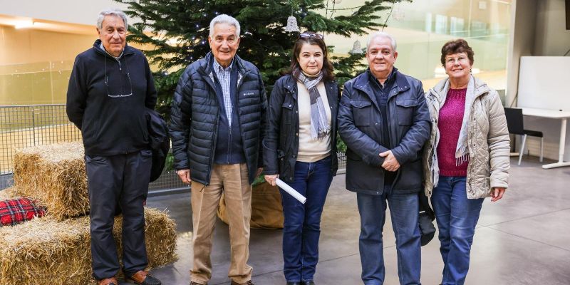 Al mig, l'actual presidenta de l'Associació de Propietaris i Veïns de Valldoreix, Neus José, juntament amb altres membres de l'entitat. FOTO: Ajuntament