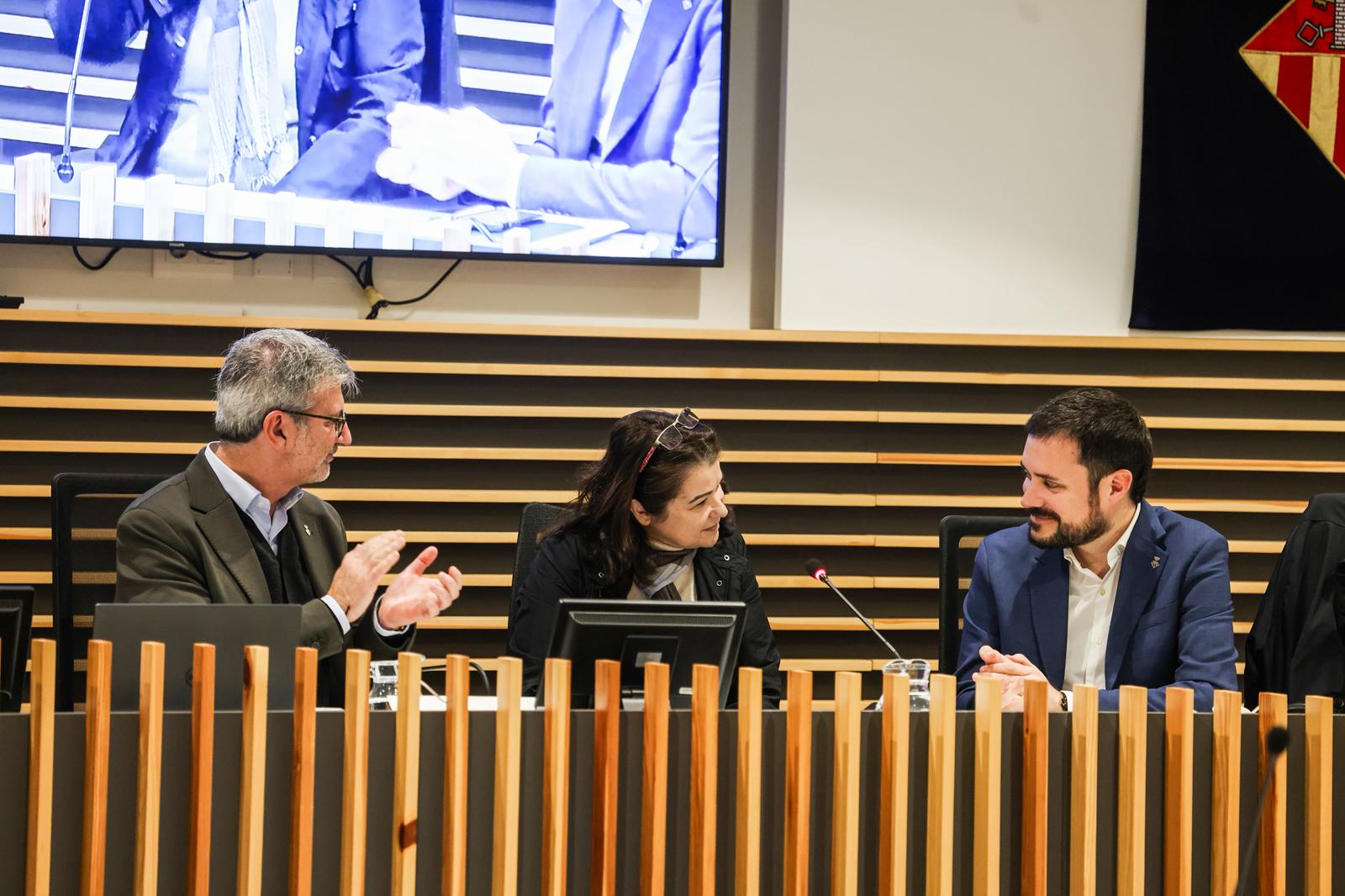 Al centre Neus José, la presidenta de l'Associació de Propietaris i Veïns de Valldoreix, aplaudida per l'alcalde de Sant Cugat, Josep Maria Vallès, i el tinent d'Alcaldia, Bernat Picornell, durant la seva intervenció al Ple extraordinari. FOTO: Ajuntament