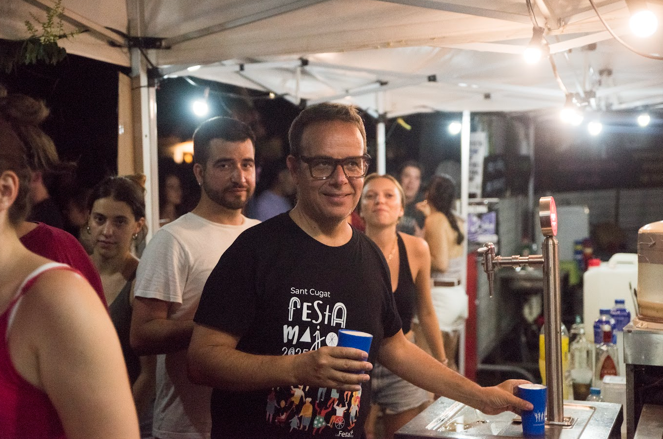 L’actor Àngel Llacer i el periodista Ricard Ustrell es van deixar veure darrere d’una barra durant la Festa Major. FOTO: Bernat Millet