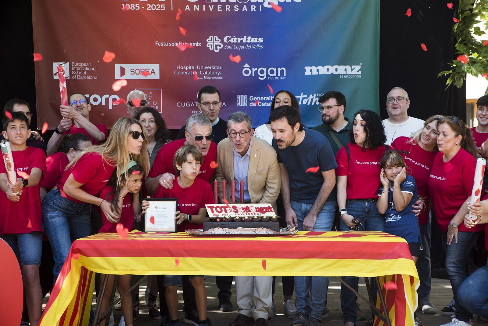 El TOT Sant Cugat va celebrar 40 anys amb una gran festa a la plaça de Barcelona. FOTO: Bernat Millet