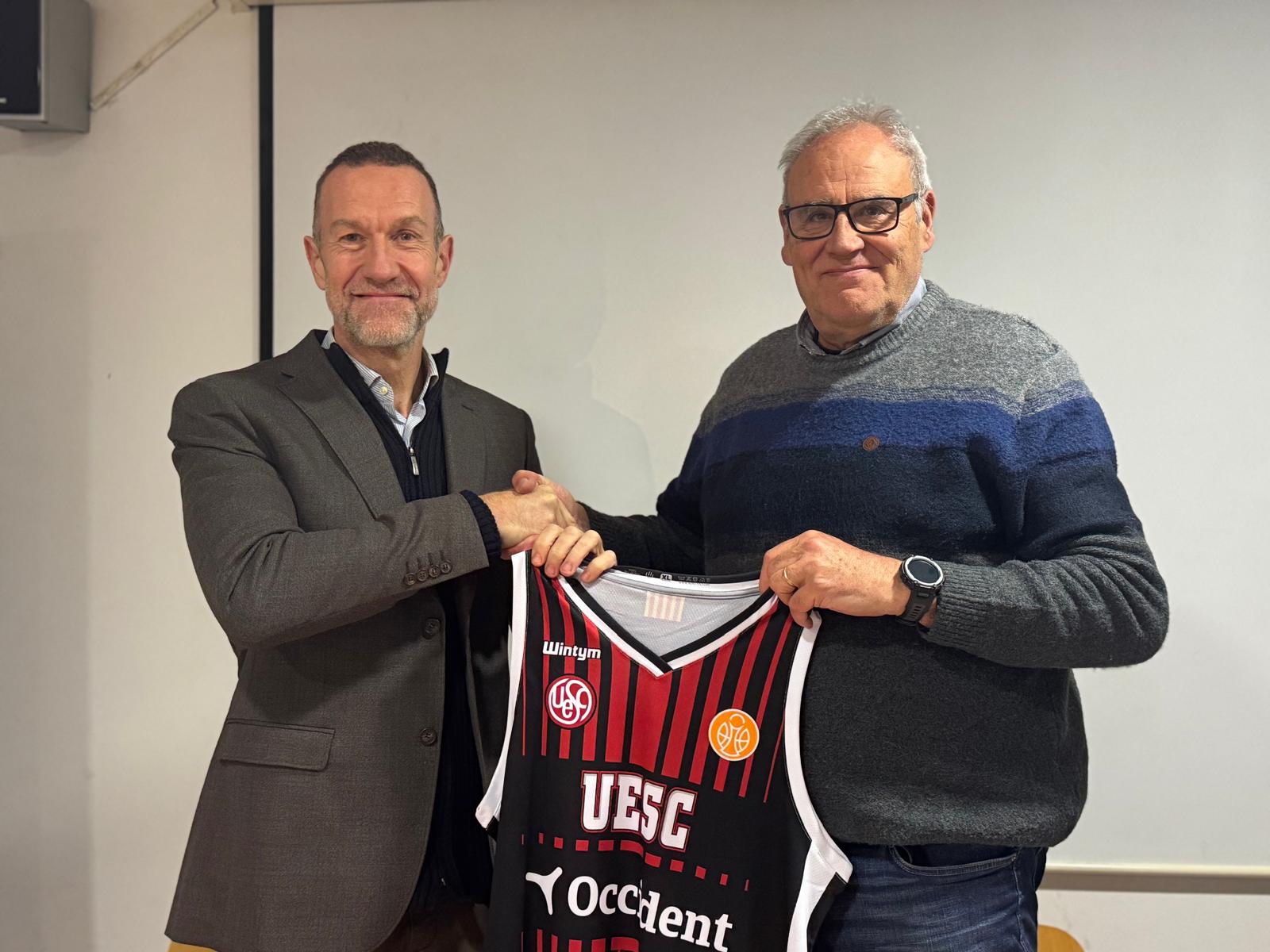 Vicenç Beltran (esquerra) i Miquel Martínez (dreta) en l'adhesió de la UESC a SantCugatCreix. FOTO: TOT Sant Cugat