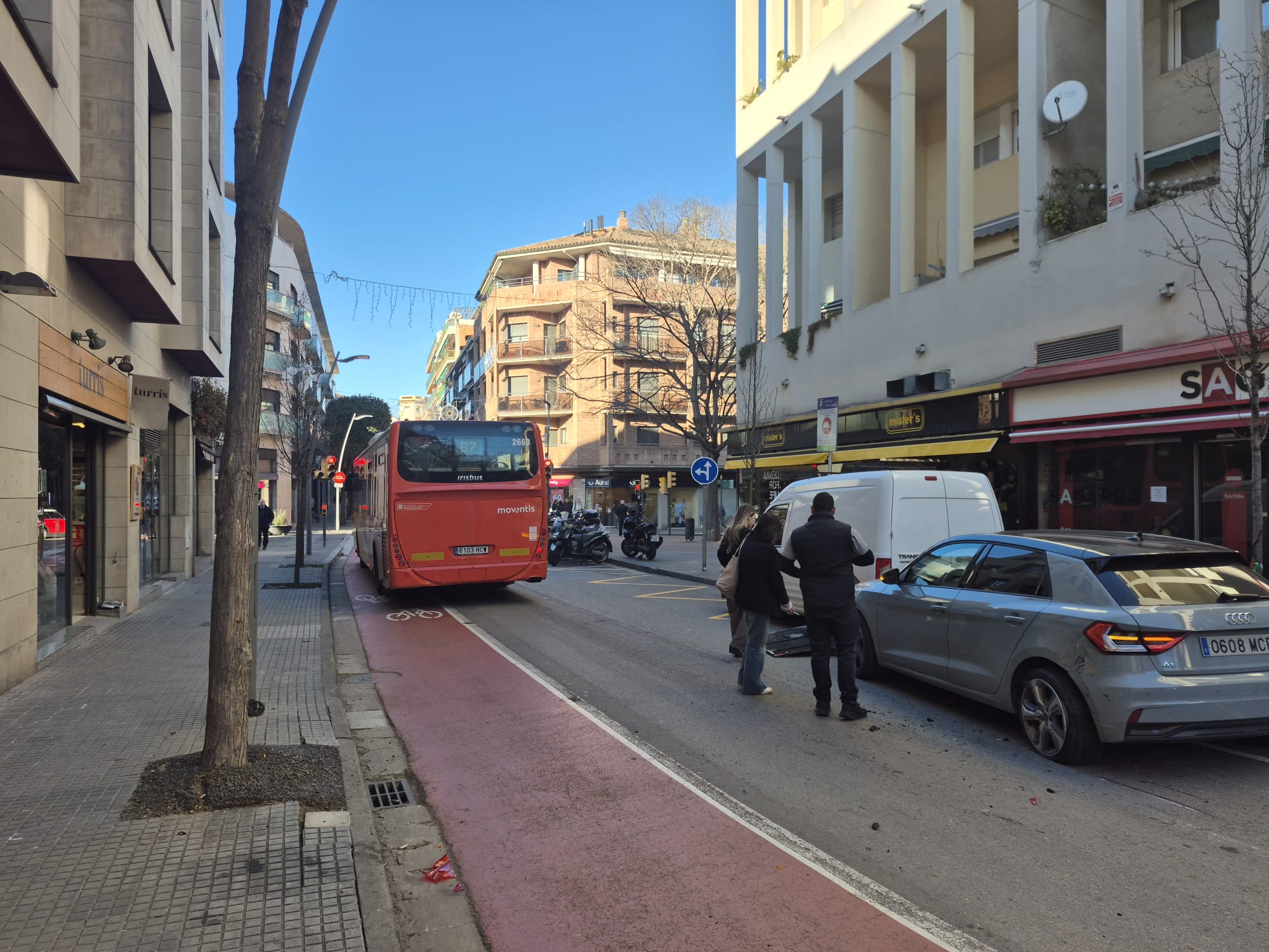 El cotxe i l'autobús han xocat al carrer de Francesc Moragas. FOTO: TOT Sant Cugat