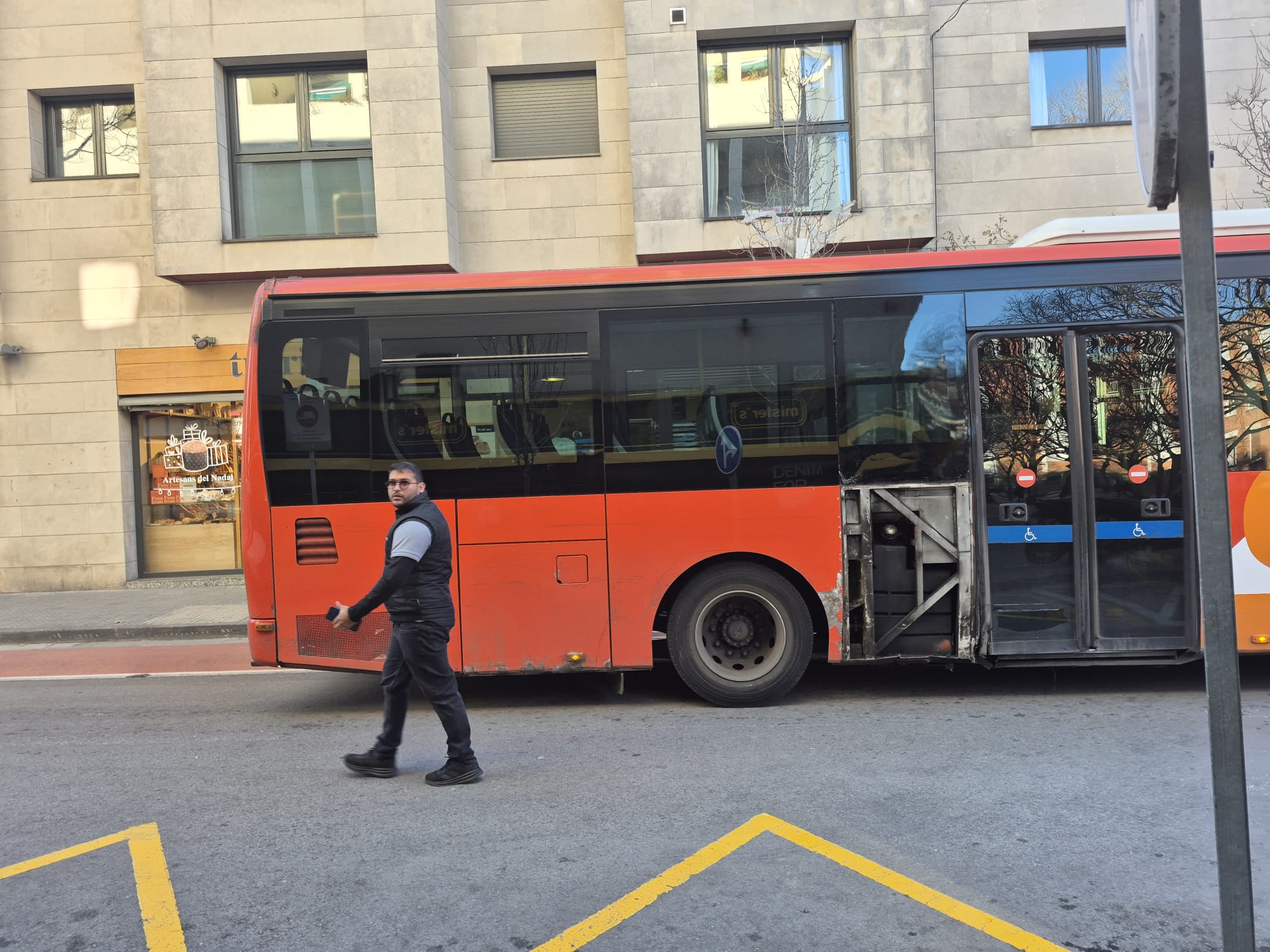 El cotxe i l'autobús han xocat al carrer de Francesc Moragas. FOTO: TOT Sant Cugat