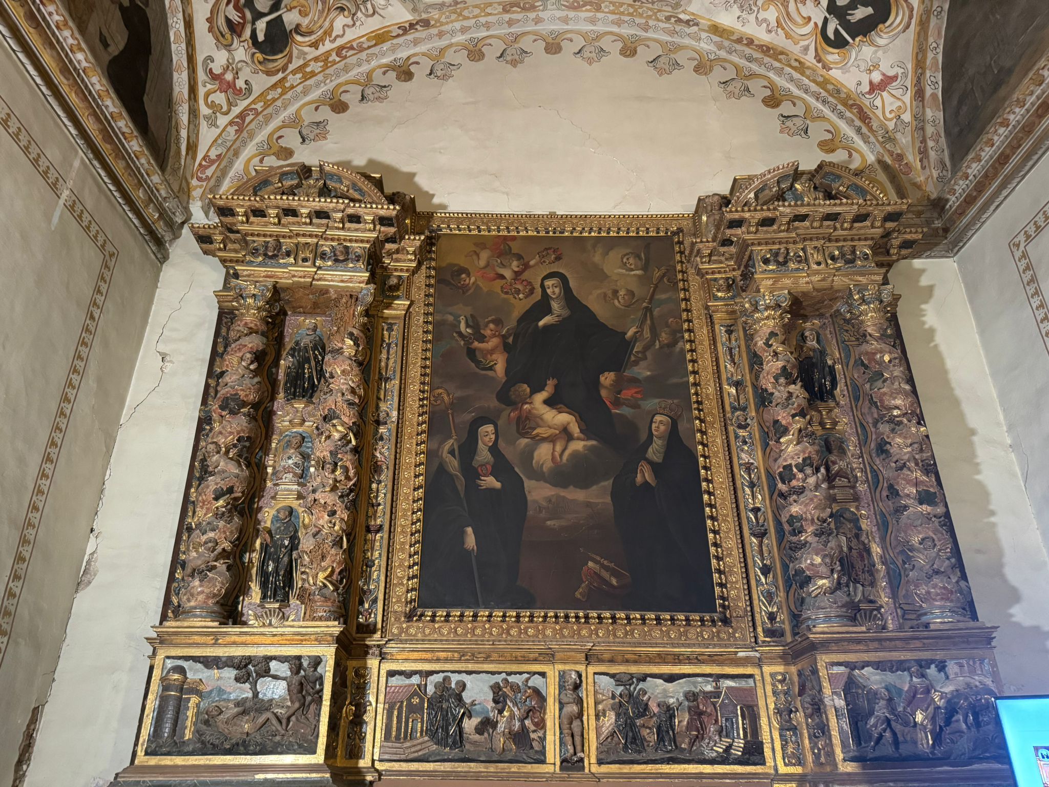 El retaule barroc de la capella de Santa Escolàstica del Monestir de Sant Cugat que serà restaurat. FOTO: TOT Sant Cugat