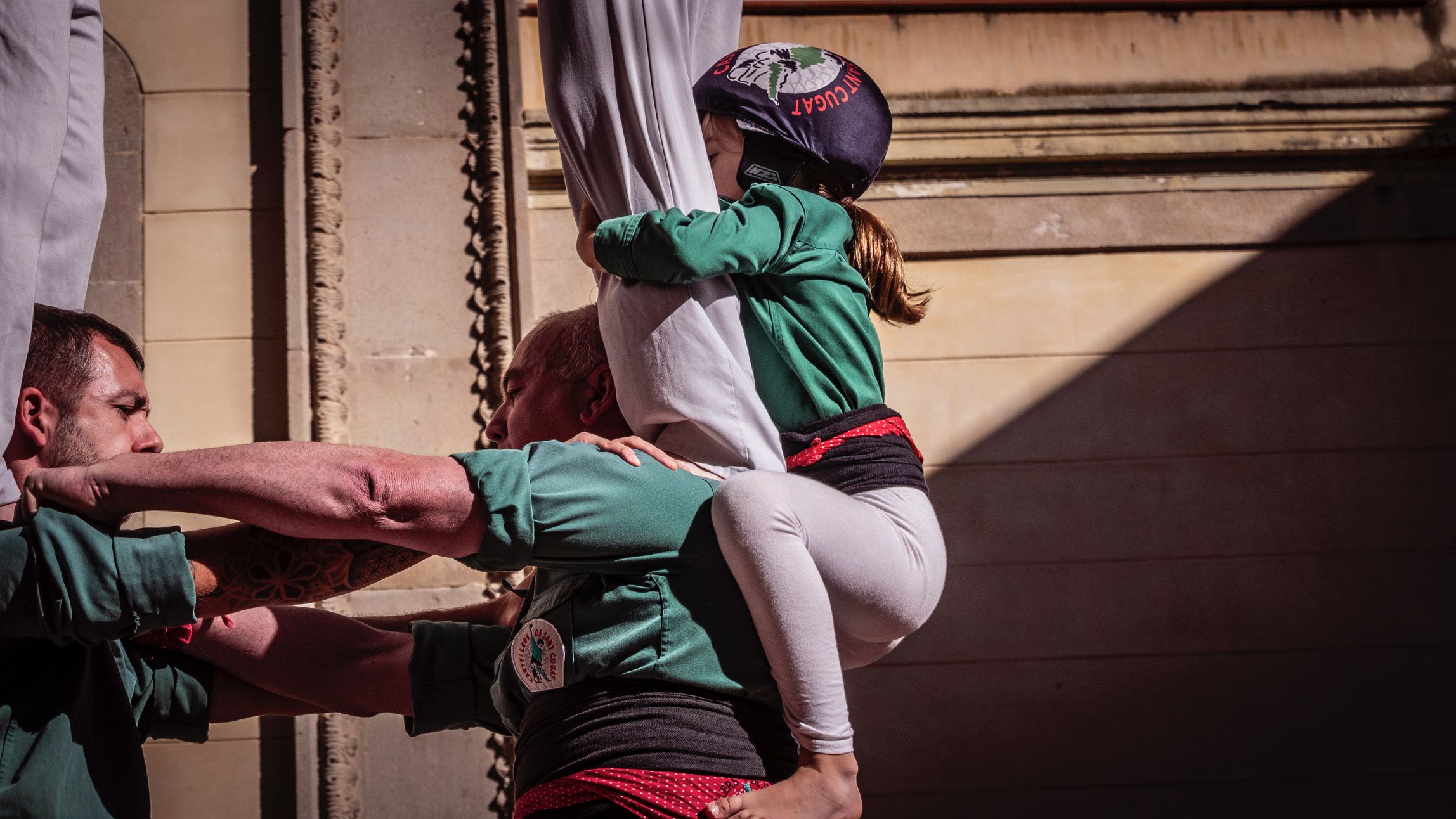 Una membre dels Castellers de Sant Cugat amb casc. FOTO: Cedida