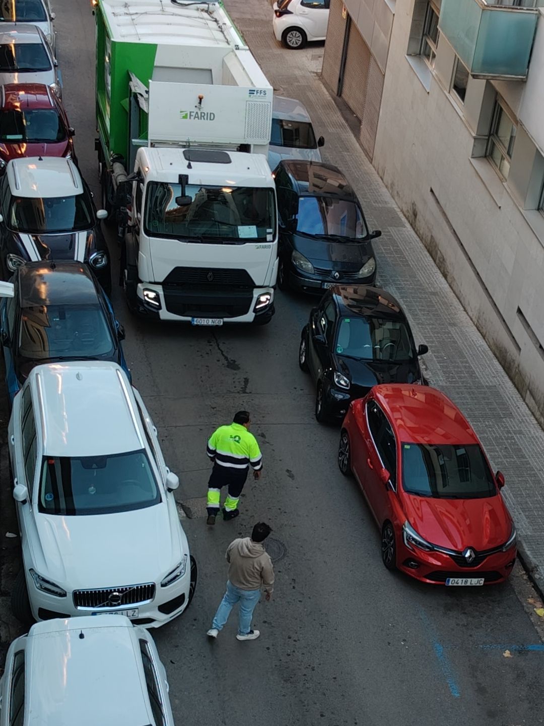 Un camió de neteja sense poder passar per un carrer de Sant Cugat. FOTO: Cedida